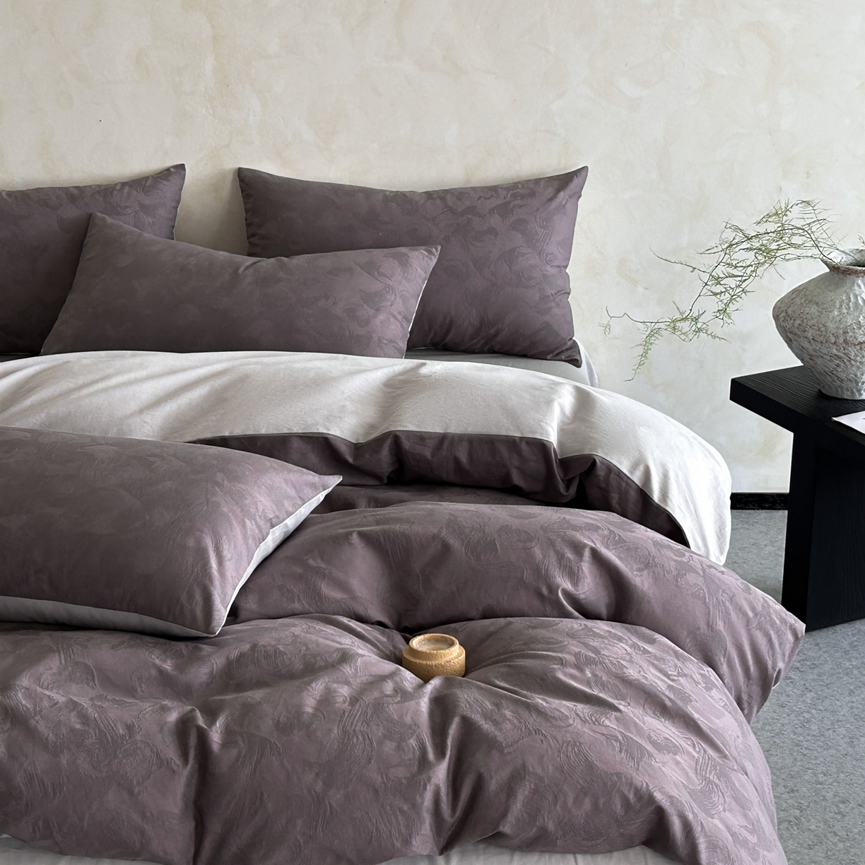 91家纺网 家纺一手货源 找家纺 618家纺 2025新款全棉磨毛提花法式双拼四件套-赫本系列 赫本-摩卡紫