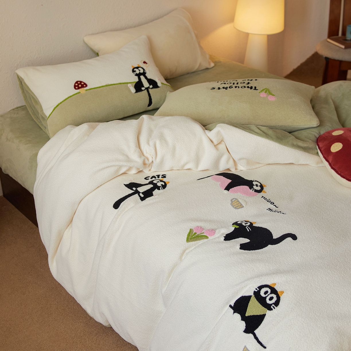 91家纺网 家纺一手货源 找家纺 风向标家纺 2025新款卡通全消光暖呢绒毛巾绣四件套-风格一 炸毛小黑猫-奶白