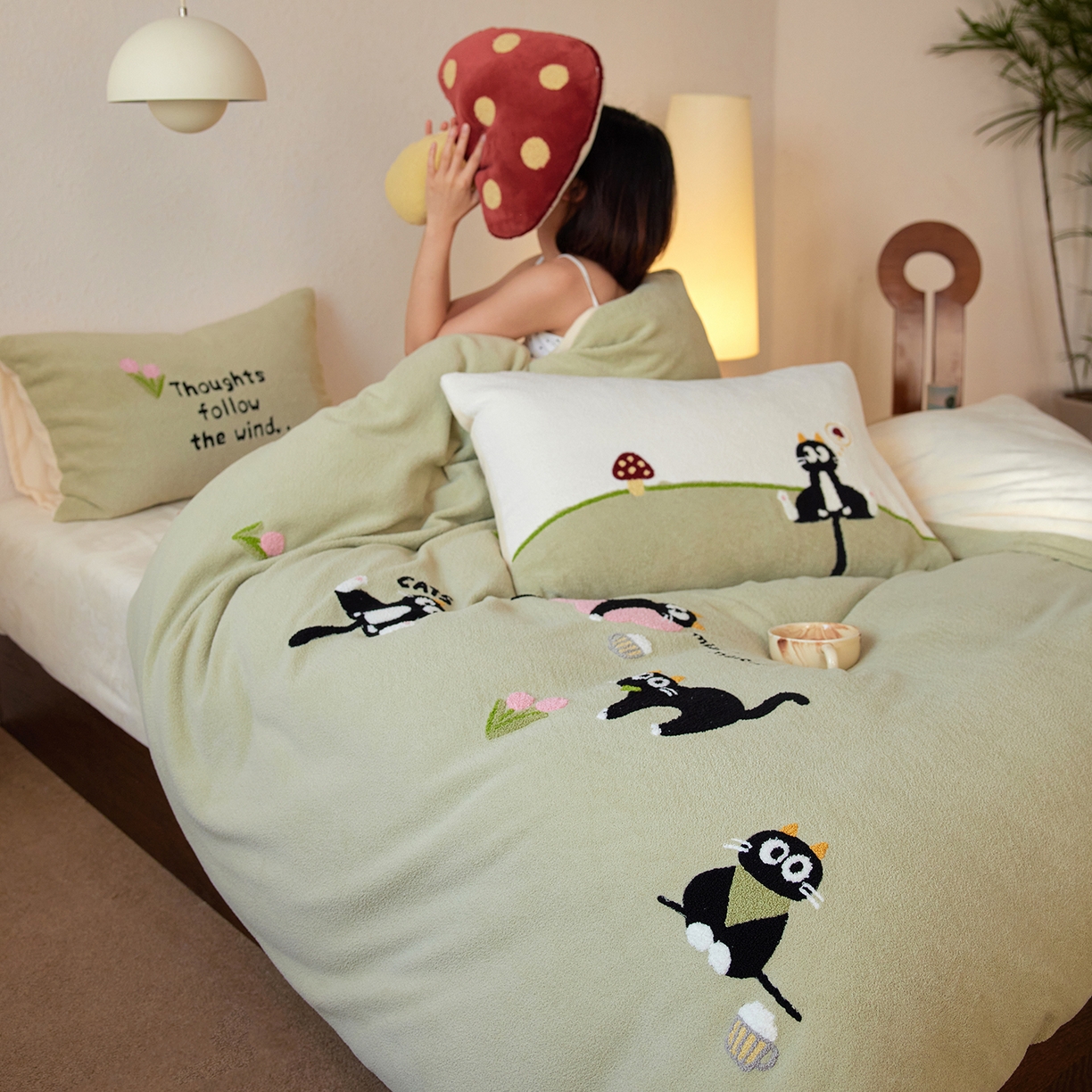 91家纺网 家纺一手货源 找家纺 风向标家纺 2025新款卡通全消光暖呢绒毛巾绣四件套-风格一 炸毛小黑猫-灰绿