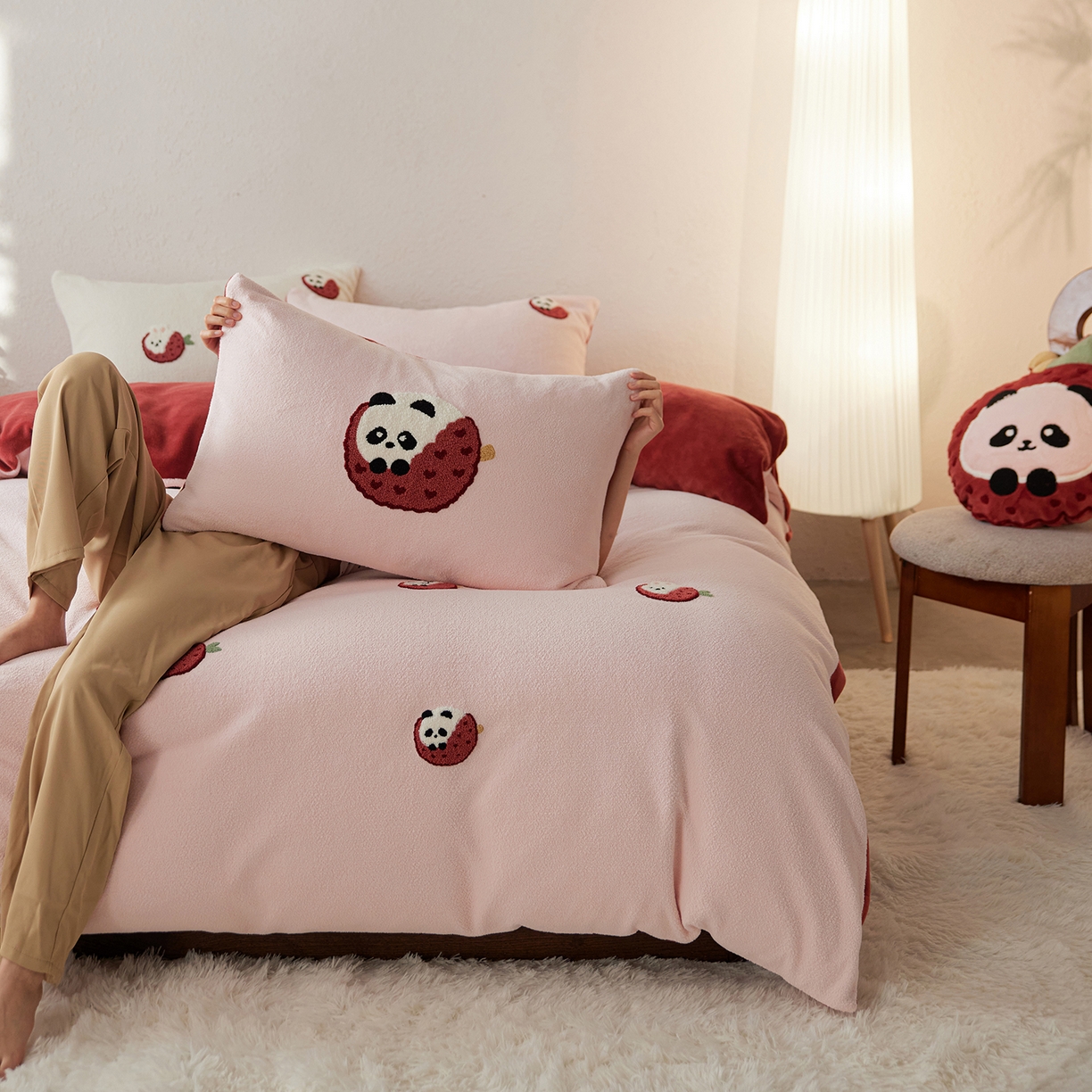 91家纺网 家纺一手货源 找家纺 风向标家纺 2025新款卡通全消光暖呢绒毛巾绣四件套-风格一 荔枝熊猫-红