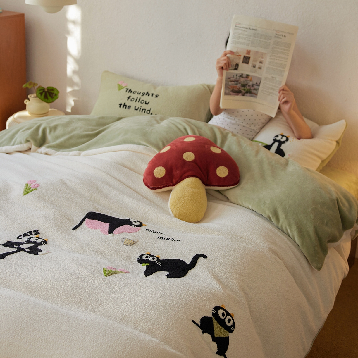 91家纺网 家纺一手货源 找家纺 风向标家纺 2025新款卡通全消光暖呢绒毛巾绣四件套-风格一 炸毛小黑猫-奶白