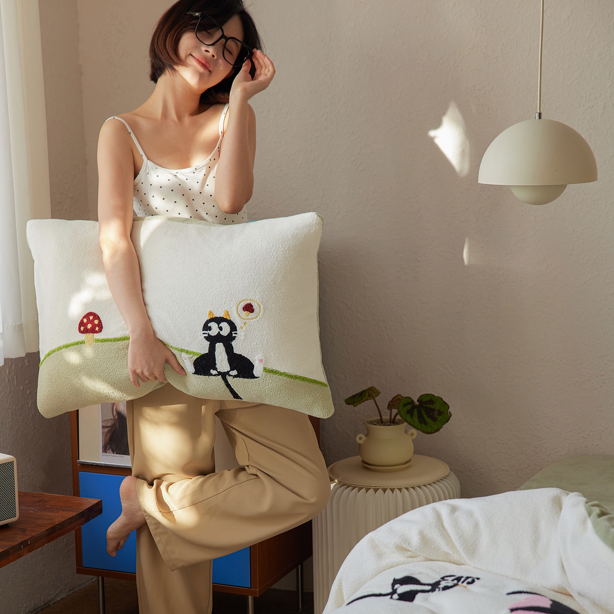 91家纺网 家纺一手货源 找家纺 风向标家纺 2025新款卡通全消光暖呢绒毛巾绣四件套-风格一 炸毛小黑猫-奶白