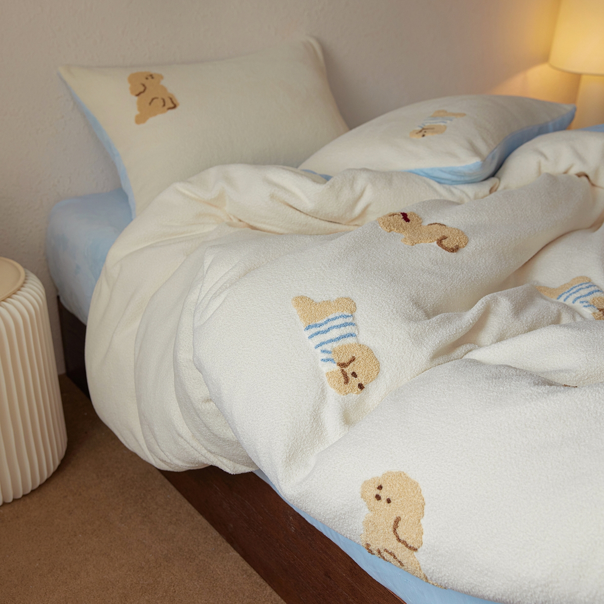 91家纺网 家纺一手货源 找家纺 风向标家纺 2025新款卡通全消光暖呢绒毛巾绣四件套-风格一 海魂衫小狗-蓝白