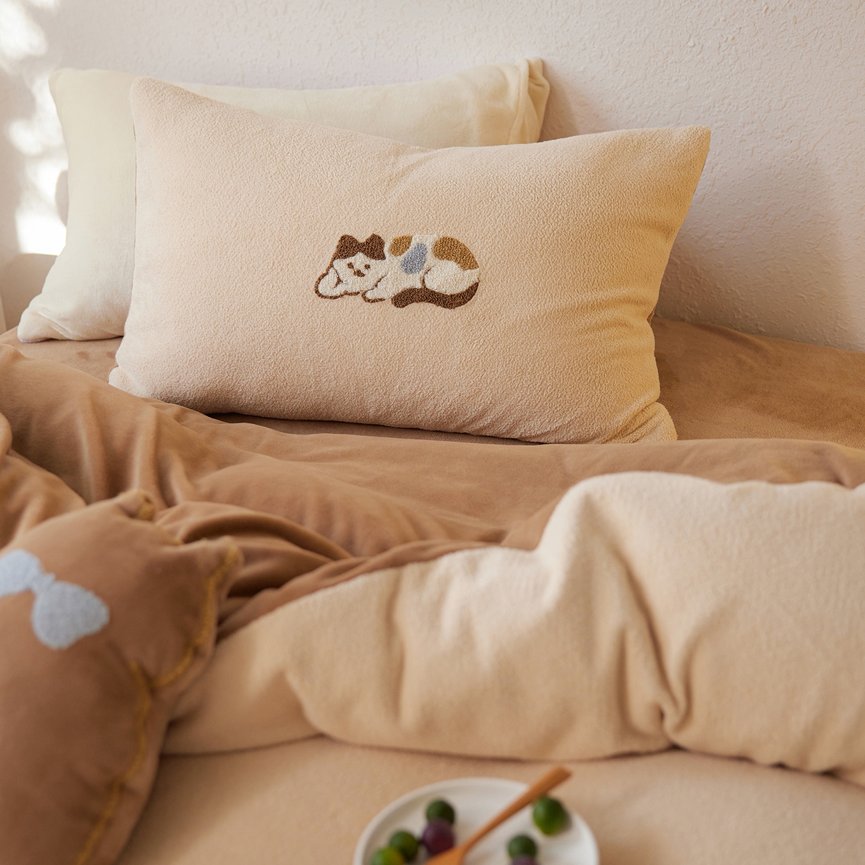 91家纺网 家纺一手货源 找家纺 风向标家纺 2025新款卡通全消光暖呢绒毛巾绣四件套-风格一 躺平猫-奶茶