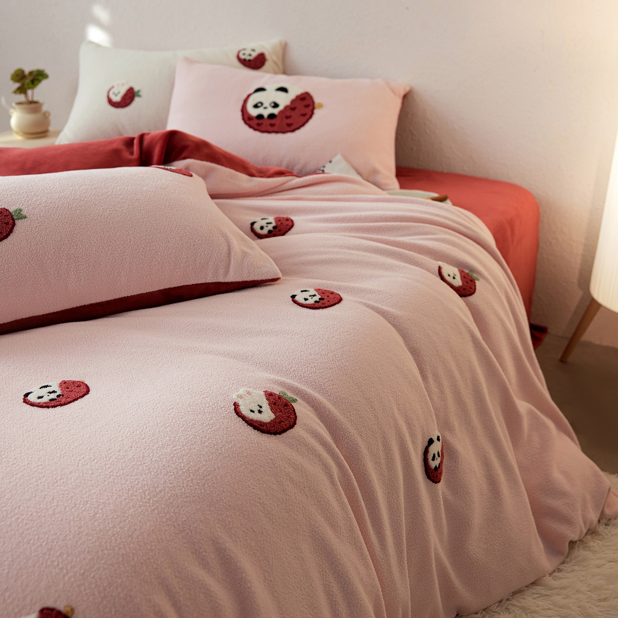 91家纺网 家纺一手货源 找家纺 风向标家纺 2025新款卡通全消光暖呢绒毛巾绣四件套-风格一 荔枝熊猫-红