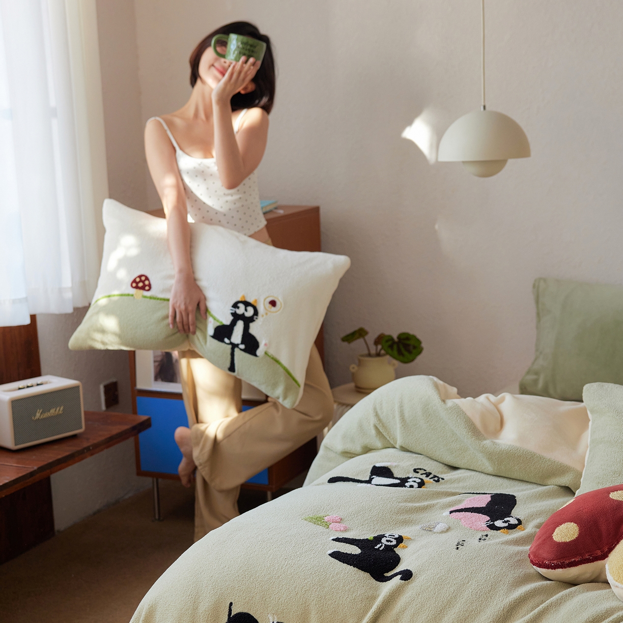 91家纺网 家纺一手货源 找家纺 风向标家纺 2025新款卡通全消光暖呢绒毛巾绣四件套-风格一 炸毛小黑猫-灰绿