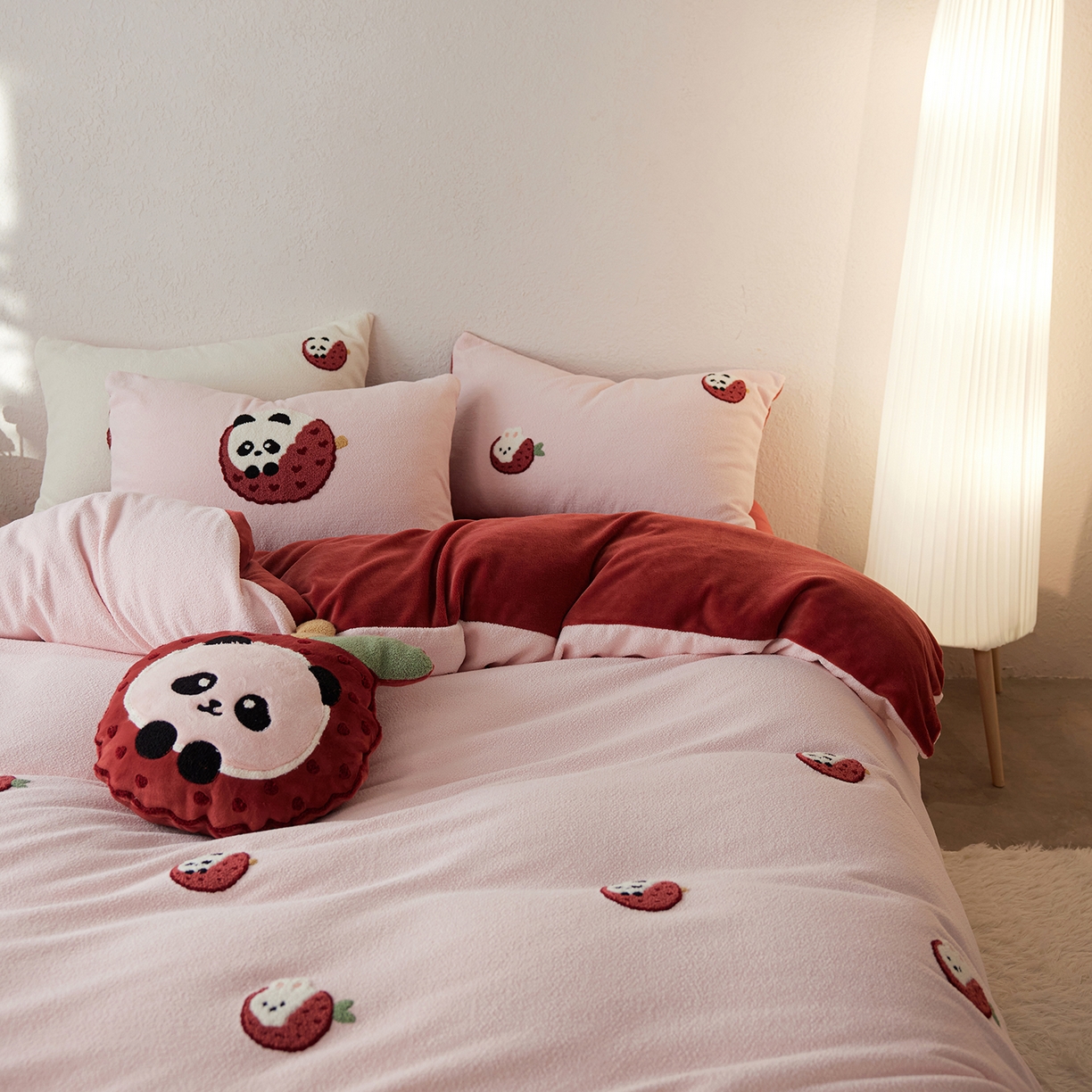 91家纺网 家纺一手货源 找家纺 风向标家纺 2025新款卡通全消光暖呢绒毛巾绣四件套-风格一 荔枝熊猫-红