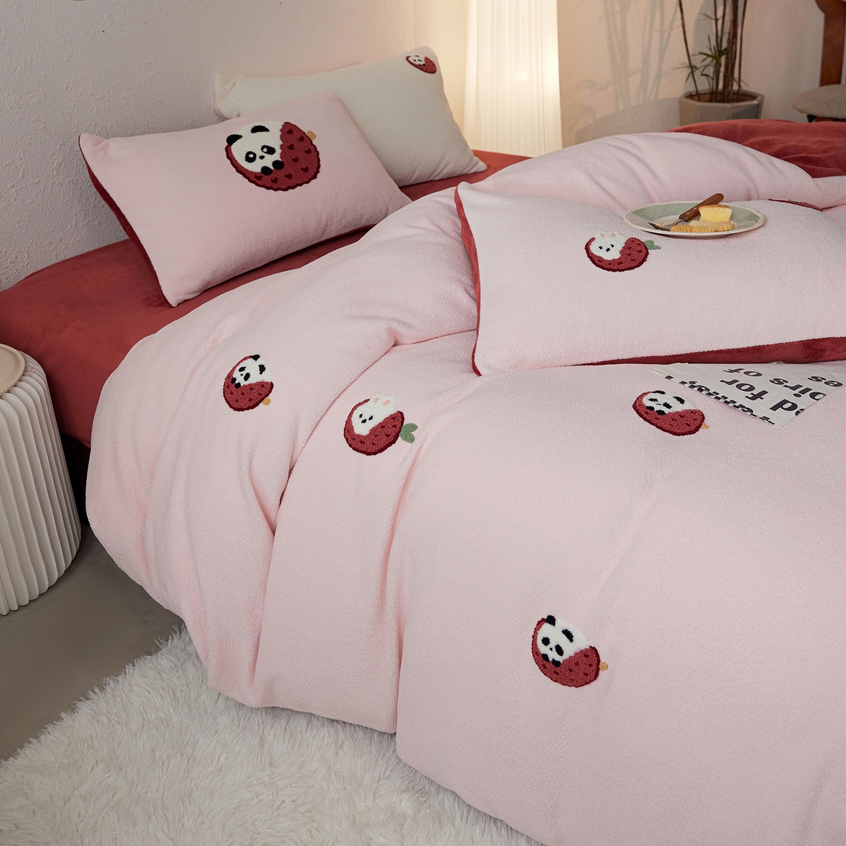 91家纺网 家纺一手货源 找家纺 风向标家纺 2025新款卡通全消光暖呢绒毛巾绣四件套-风格一 荔枝熊猫-红