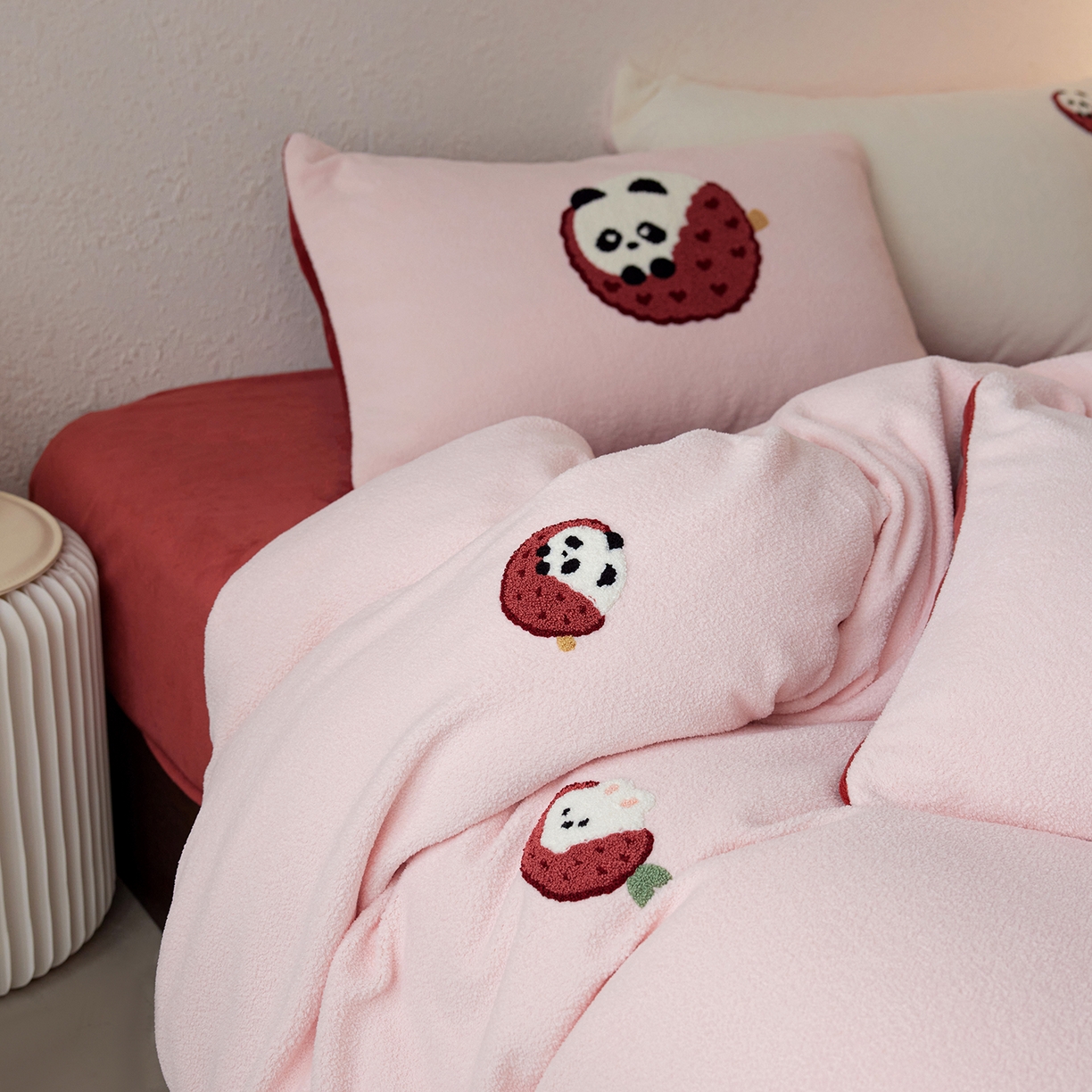 91家纺网 家纺一手货源 找家纺 风向标家纺 2025新款卡通全消光暖呢绒毛巾绣四件套-风格一 荔枝熊猫-红