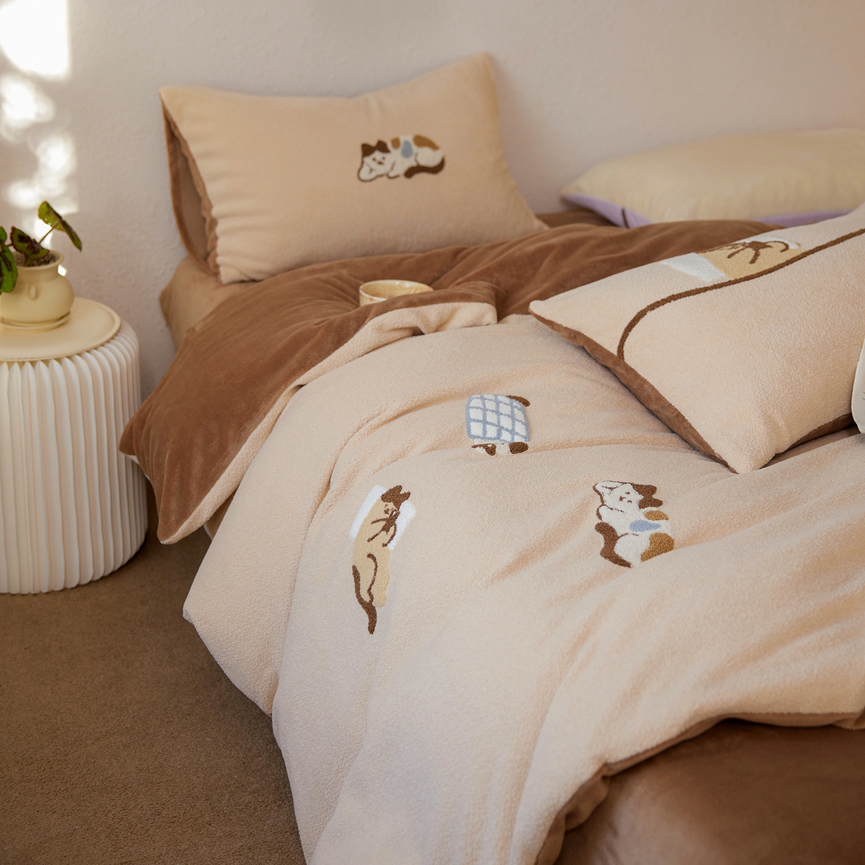 91家纺网 家纺一手货源 找家纺 风向标家纺 2025新款卡通全消光暖呢绒毛巾绣四件套-风格一 躺平猫-奶茶