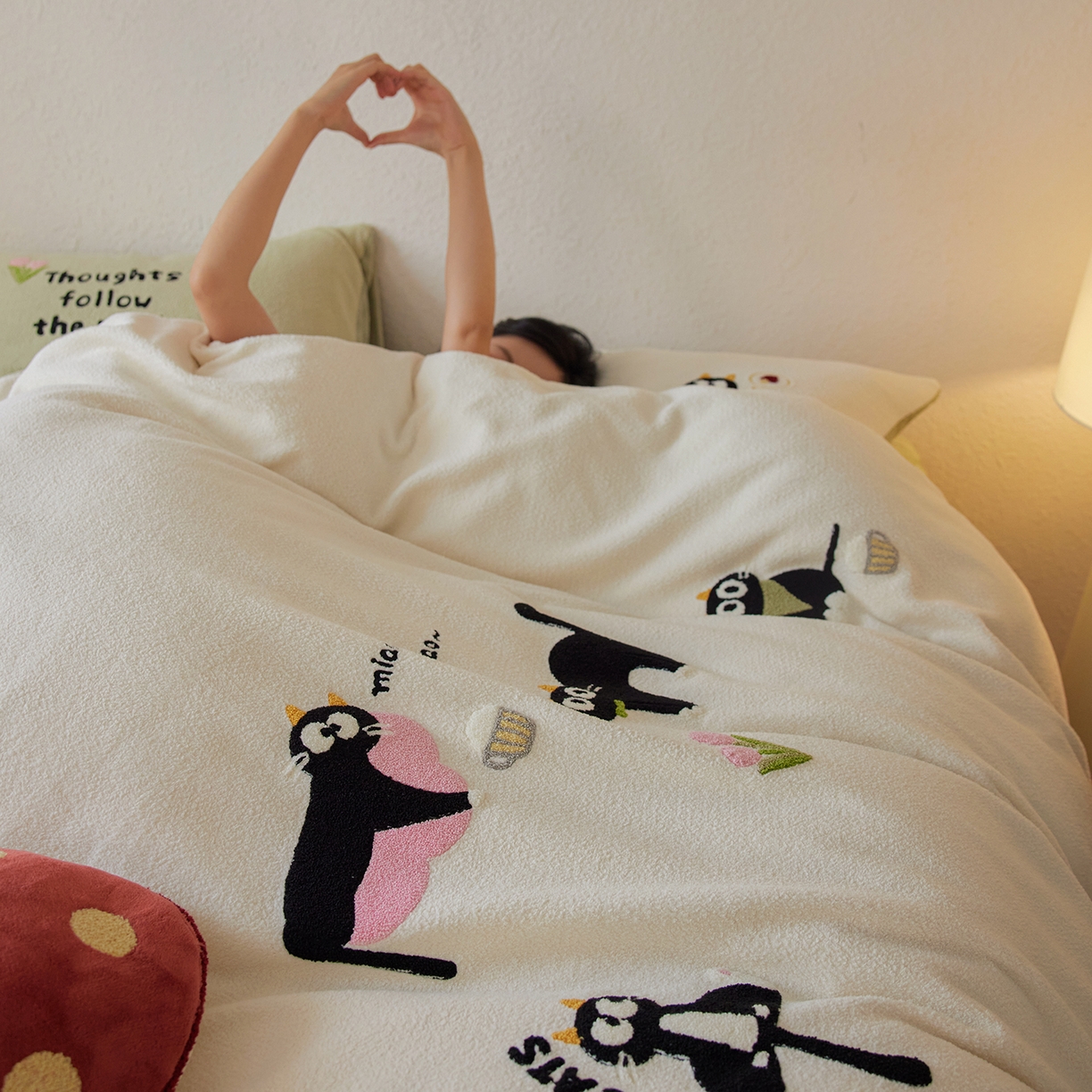 91家纺网 家纺一手货源 找家纺 风向标家纺 2025新款卡通全消光暖呢绒毛巾绣四件套-风格一 炸毛小黑猫-奶白