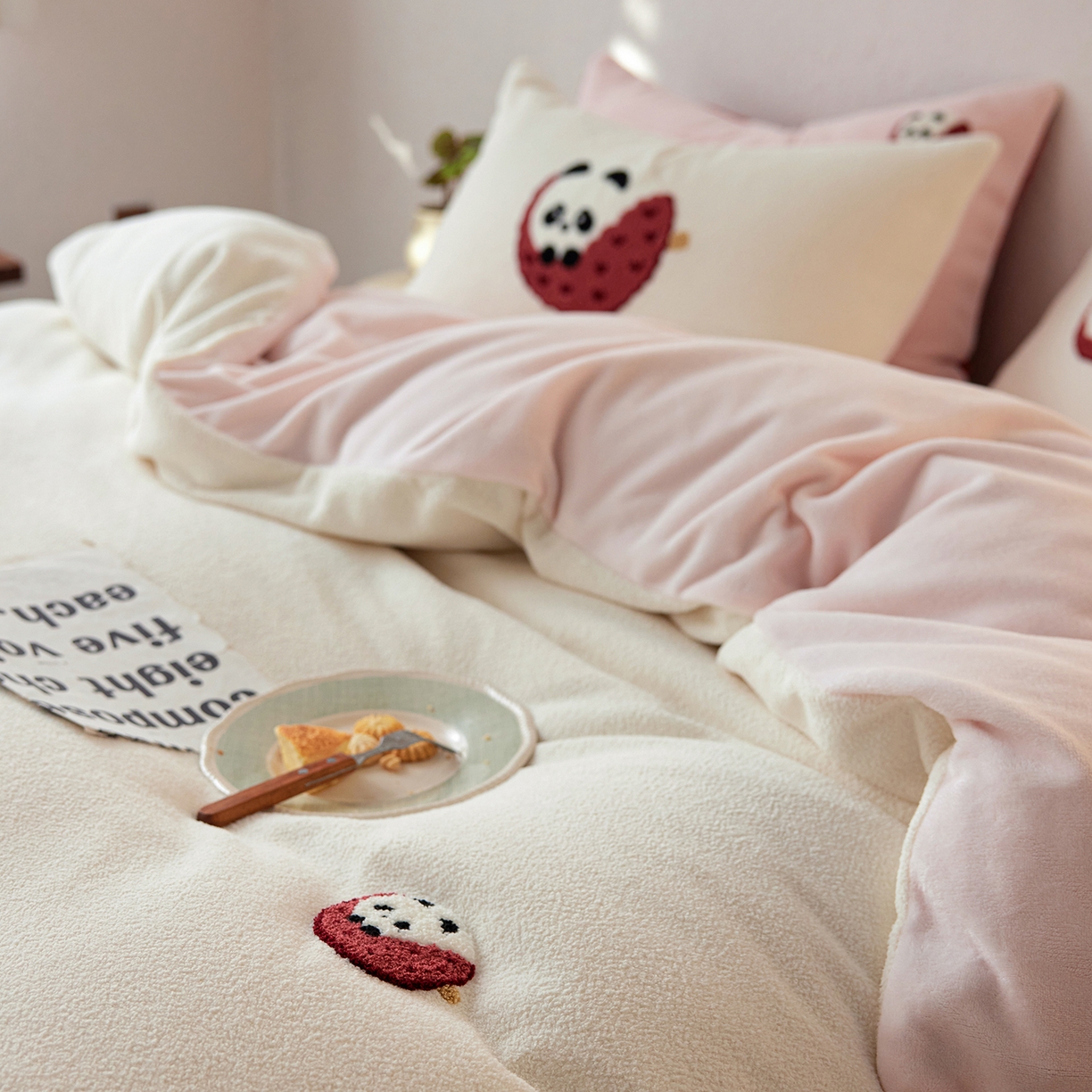 91家纺网 家纺一手货源 找家纺 风向标家纺 2025新款卡通全消光暖呢绒毛巾绣四件套-风格一 荔枝熊猫-粉