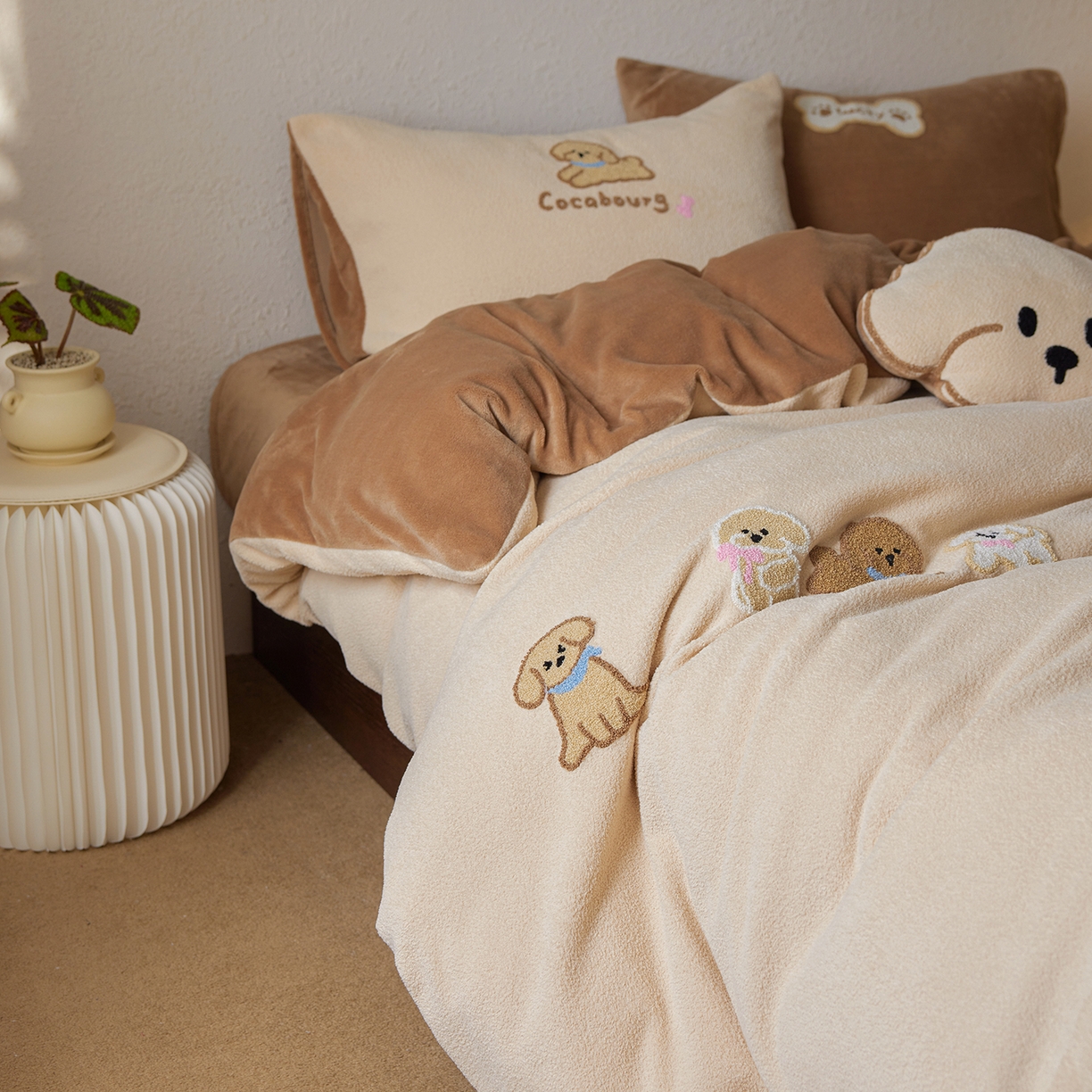 91家纺网 家纺一手货源 找家纺 风向标家纺 2025新款卡通全消光暖呢绒毛巾绣四件套-风格一 站队小泰迪