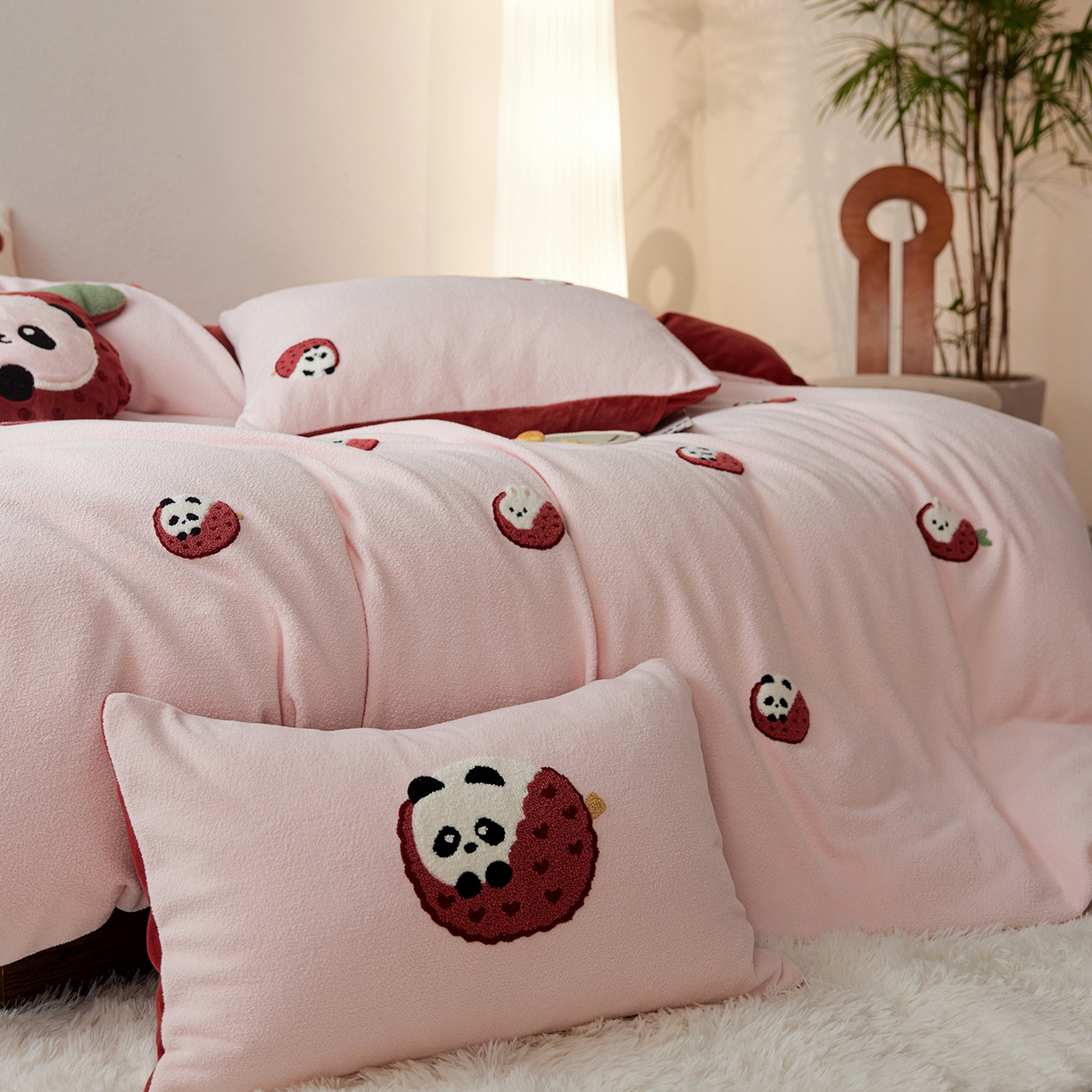 91家纺网 家纺一手货源 找家纺 风向标家纺 2025新款卡通全消光暖呢绒毛巾绣四件套-风格一 荔枝熊猫-红