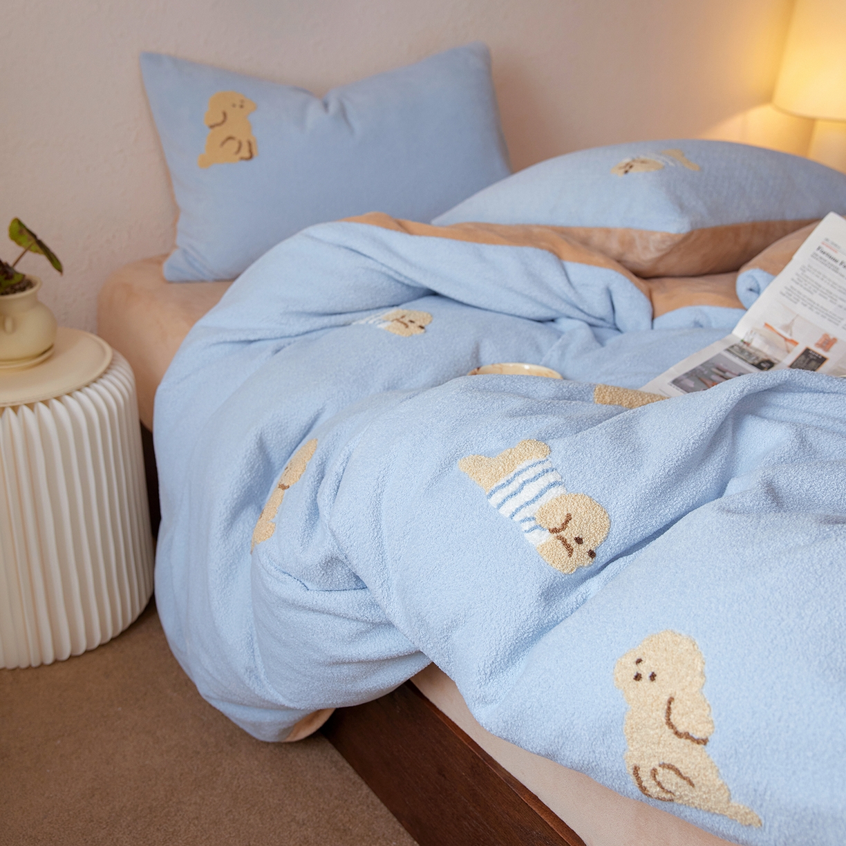 91家纺网 家纺一手货源 找家纺 风向标家纺 2025新款卡通全消光暖呢绒毛巾绣四件套-风格一 海魂衫小狗-蓝咖