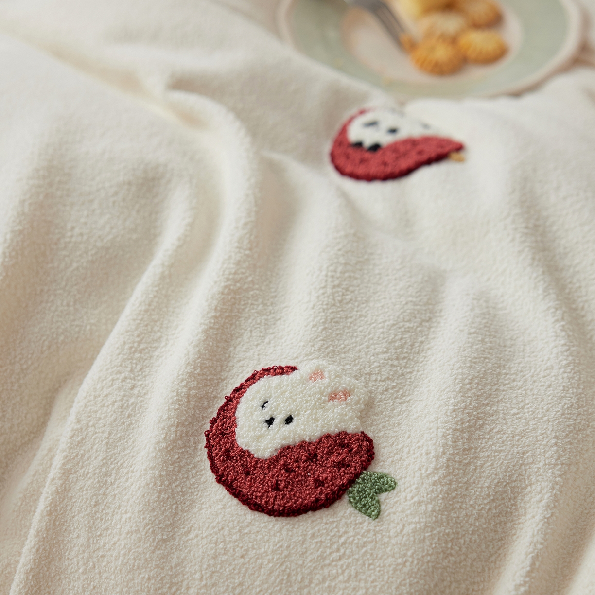 91家纺网 家纺一手货源 找家纺 风向标家纺 2025新款卡通全消光暖呢绒毛巾绣四件套-风格一 荔枝熊猫-粉