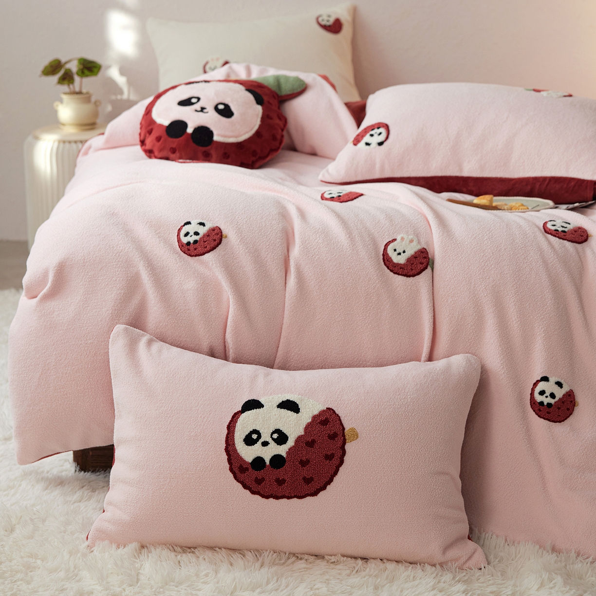 91家纺网 家纺一手货源 找家纺 风向标家纺 2025新款卡通全消光暖呢绒毛巾绣四件套-风格一 荔枝熊猫-红
