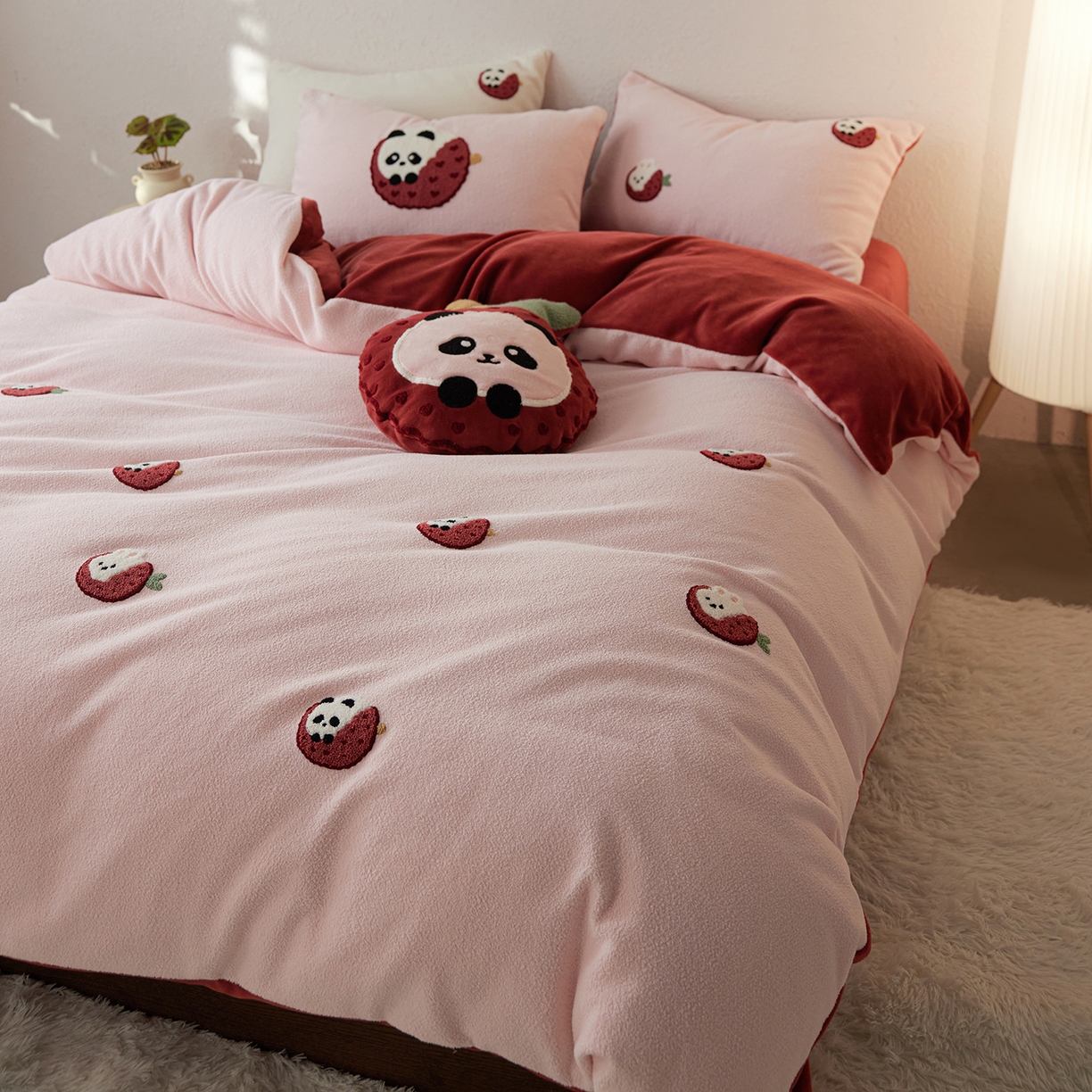 91家纺网 家纺一手货源 找家纺 风向标家纺 2025新款卡通全消光暖呢绒毛巾绣四件套-风格一 荔枝熊猫-红