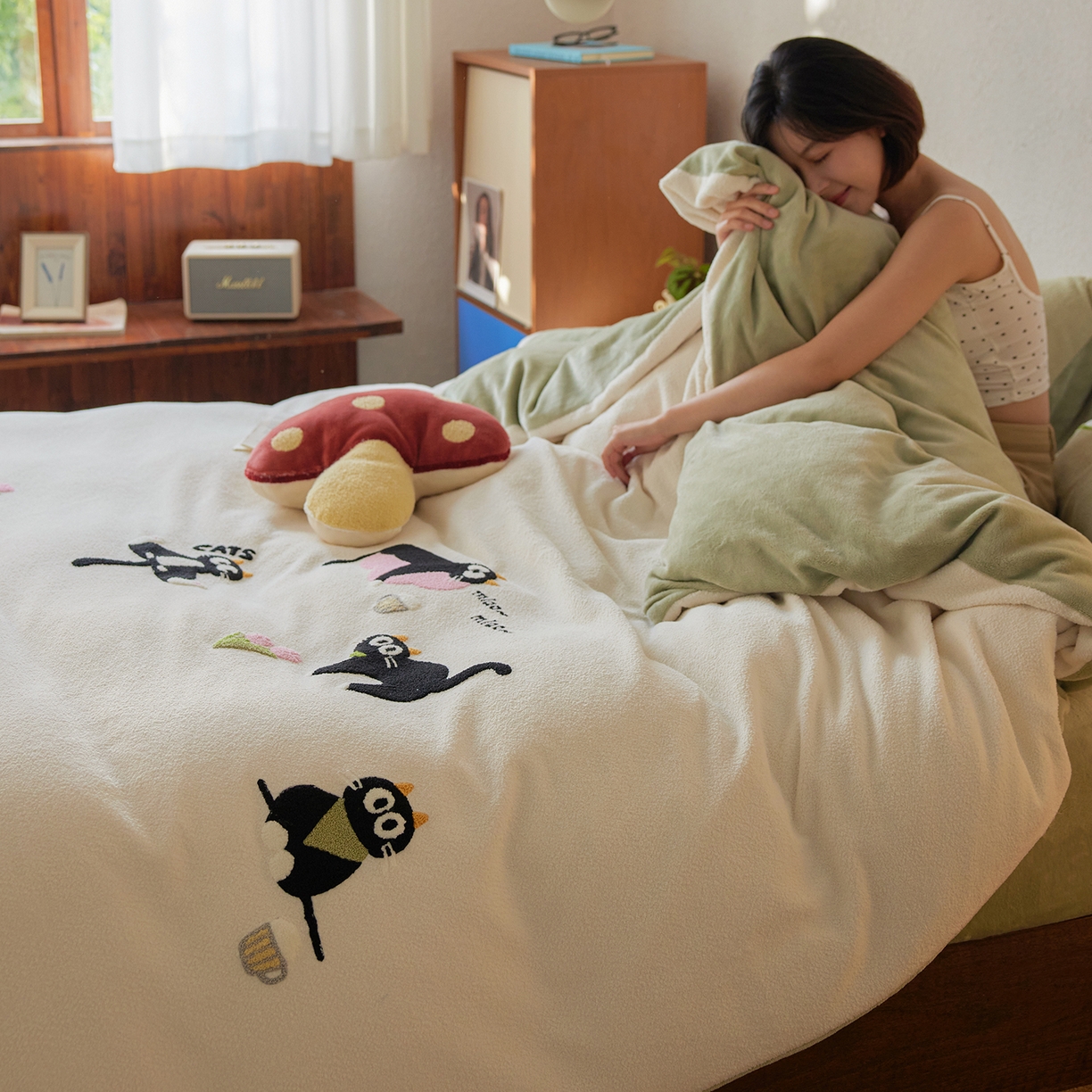 91家纺网 家纺一手货源 找家纺 风向标家纺 2025新款卡通全消光暖呢绒毛巾绣四件套-风格一 炸毛小黑猫-奶白