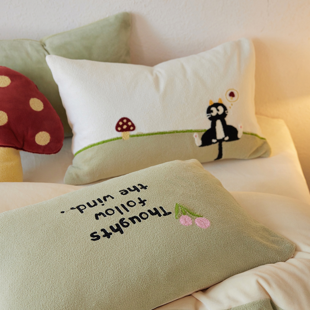 91家纺网 家纺一手货源 找家纺 风向标家纺 2025新款卡通全消光暖呢绒毛巾绣四件套-风格一 炸毛小黑猫-灰绿