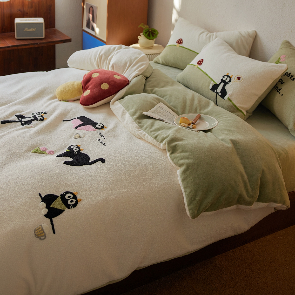 风向标家纺 2025新款卡通全消光暖呢绒毛巾绣四件套-风格一 炸毛小黑猫-奶白