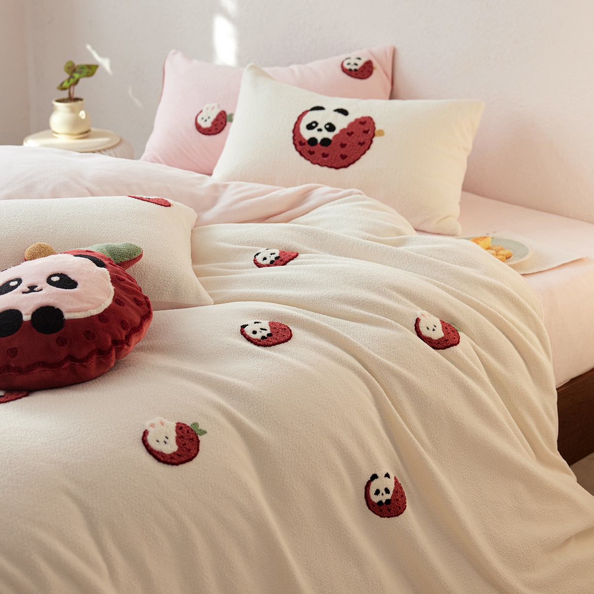 91家纺网 家纺一手货源 找家纺 风向标家纺 2025新款卡通全消光暖呢绒毛巾绣四件套-风格一 荔枝熊猫-粉