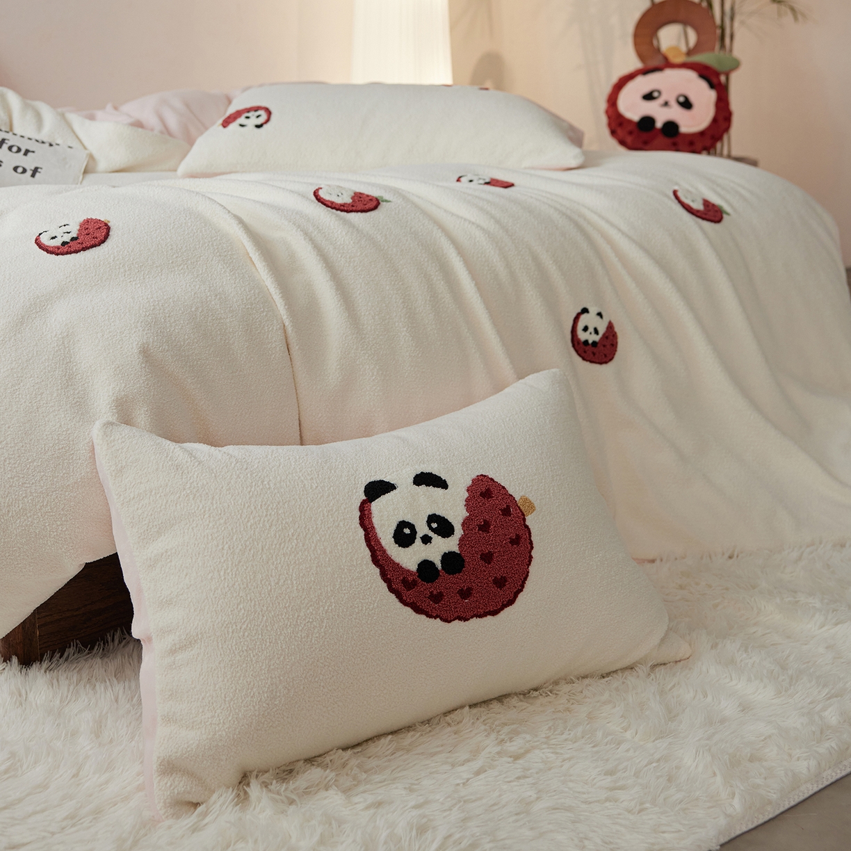 91家纺网 家纺一手货源 找家纺 风向标家纺 2025新款卡通全消光暖呢绒毛巾绣四件套-风格一 荔枝熊猫-粉