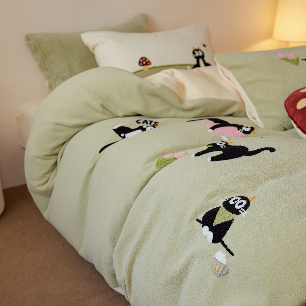 91家纺网 家纺一手货源 找家纺 风向标家纺 2025新款卡通全消光暖呢绒毛巾绣四件套-风格一 炸毛小黑猫-灰绿