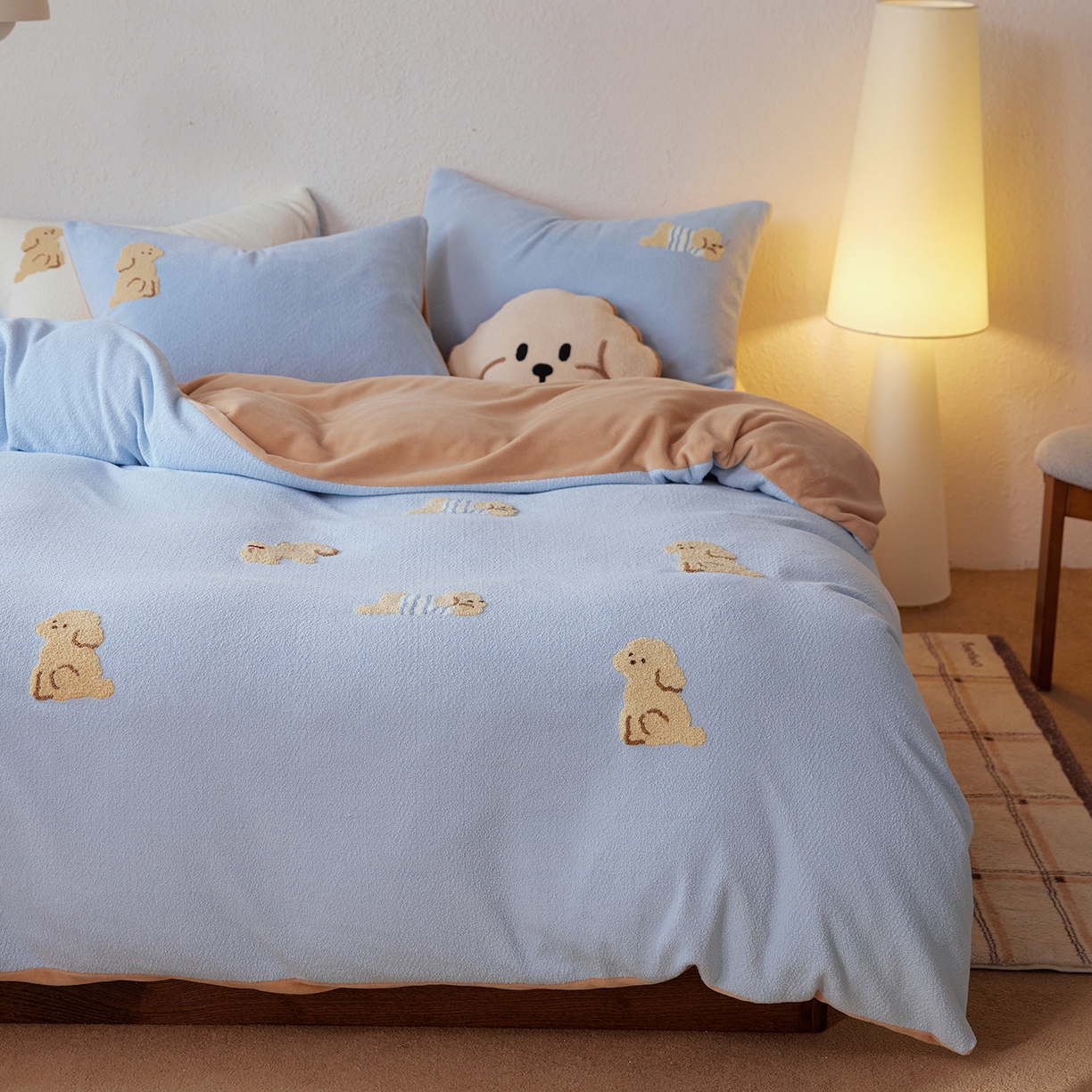 91家纺网 家纺一手货源 找家纺 风向标家纺 2025新款卡通全消光暖呢绒毛巾绣四件套-风格一 海魂衫小狗-蓝咖