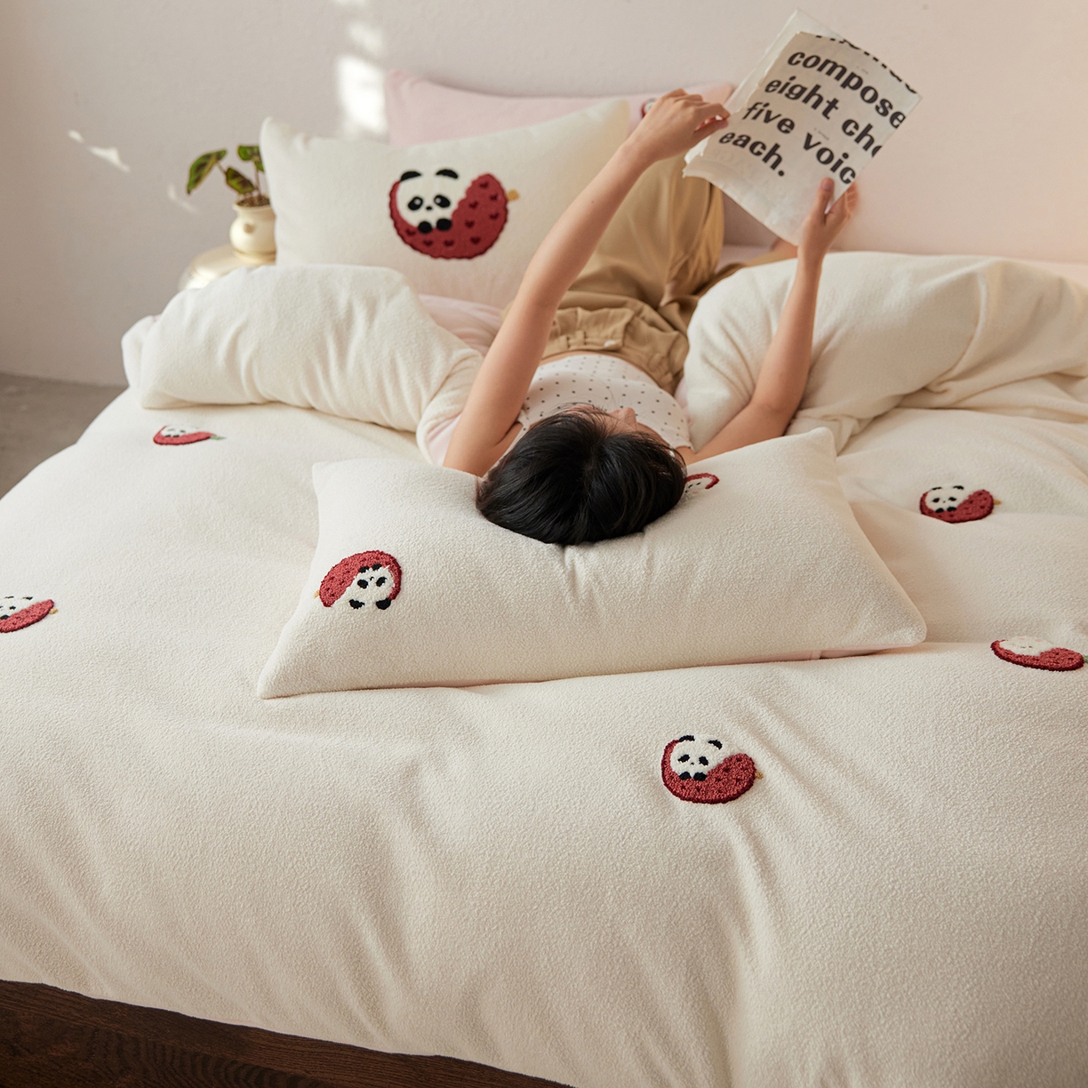 91家纺网 家纺一手货源 找家纺 风向标家纺 2025新款卡通全消光暖呢绒毛巾绣四件套-风格一 荔枝熊猫-粉