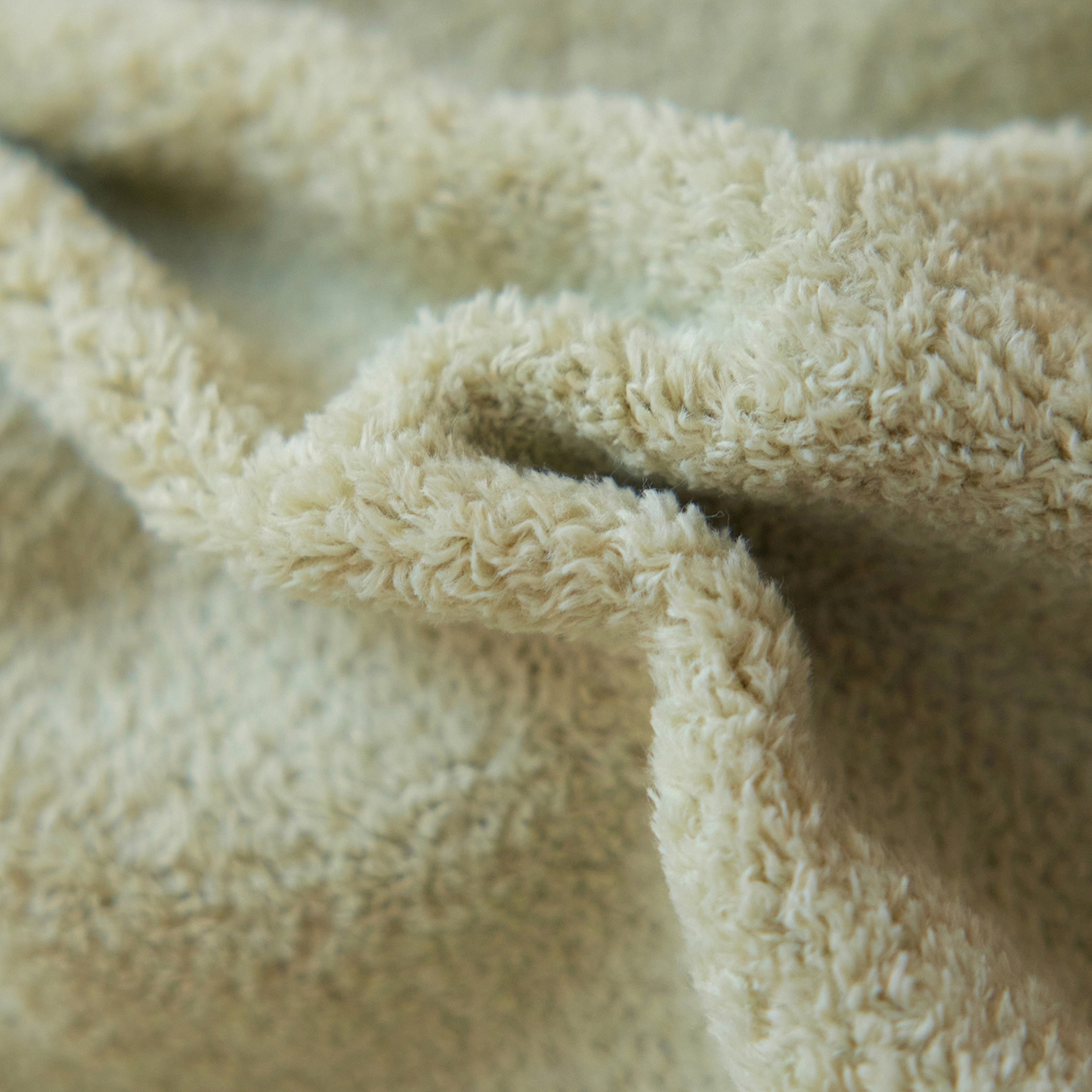 91家纺网 家纺一手货源 找家纺 风向标家纺 2025新款卡通全消光暖呢绒毛巾绣四件套-风格一 炸毛小黑猫-灰绿