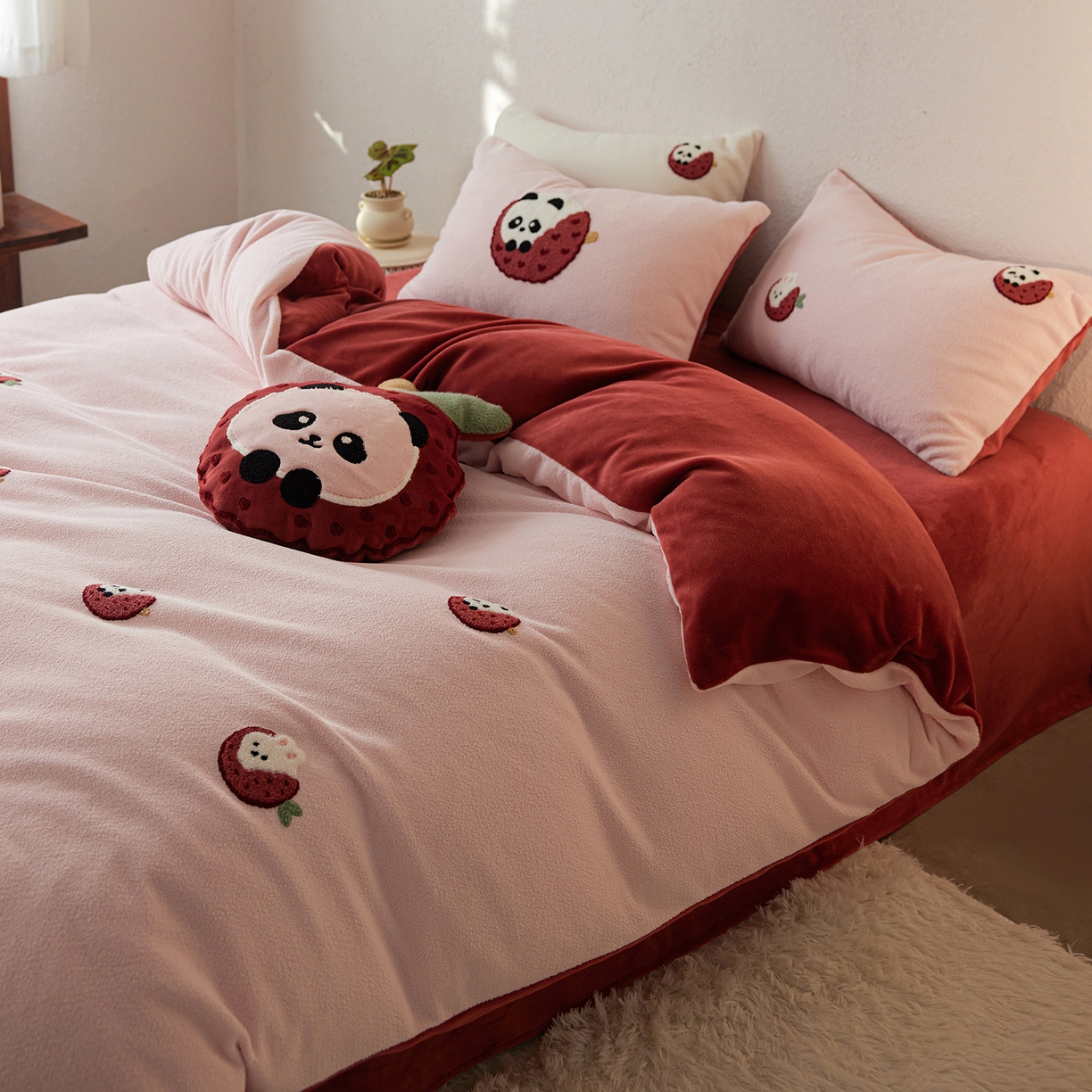 风向标家纺 2025新款卡通全消光暖呢绒毛巾绣四件套-风格一 荔枝熊猫-红
