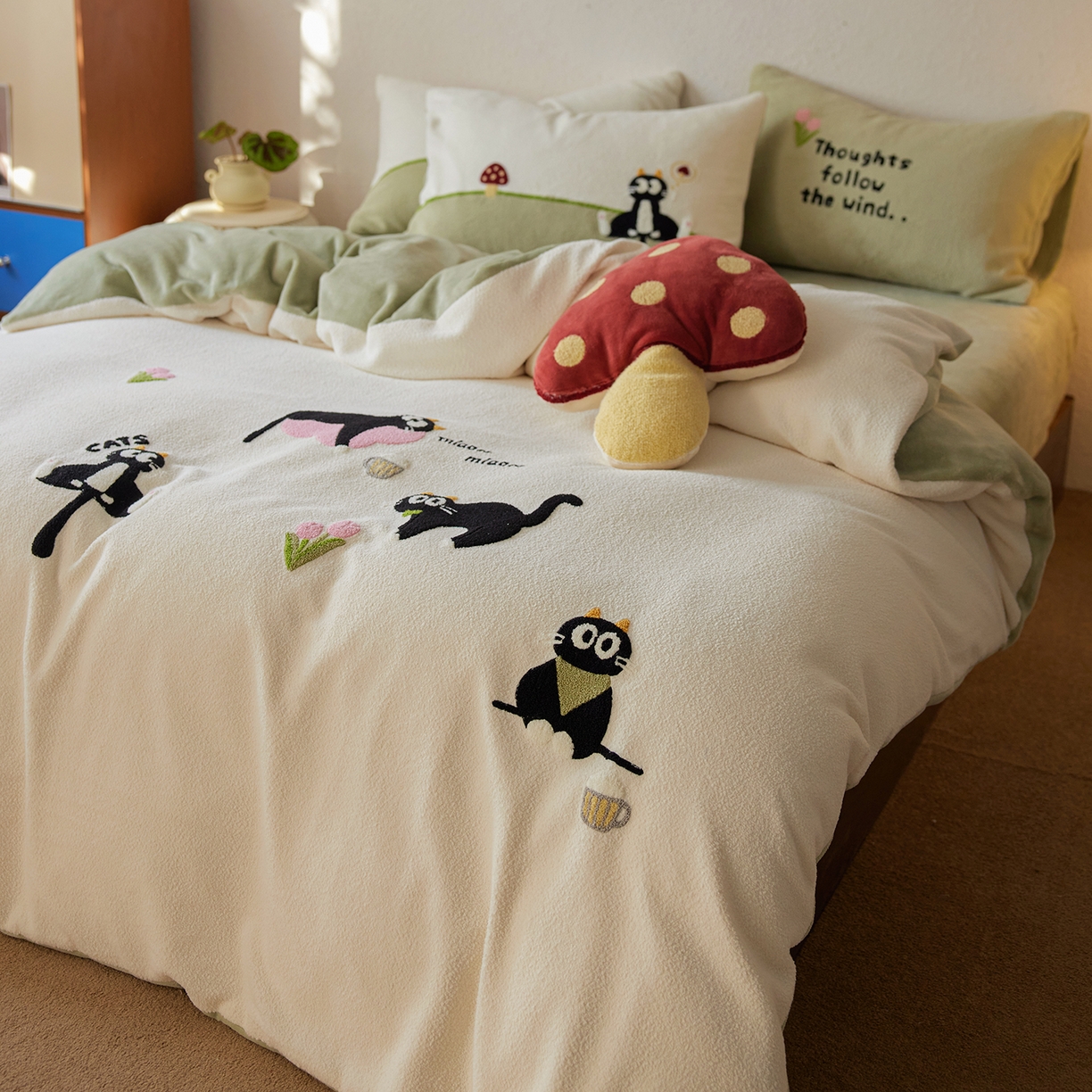 91家纺网 家纺一手货源 找家纺 风向标家纺 2025新款卡通全消光暖呢绒毛巾绣四件套-风格一 炸毛小黑猫-奶白