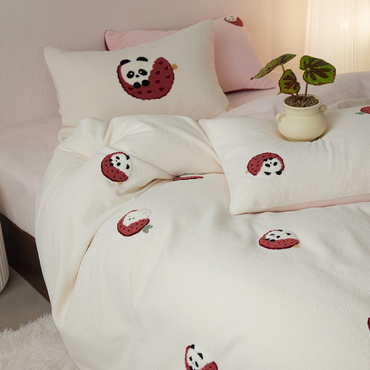 91家纺网 家纺一手货源 找家纺 风向标家纺 2025新款卡通全消光暖呢绒毛巾绣四件套-风格一 荔枝熊猫-粉