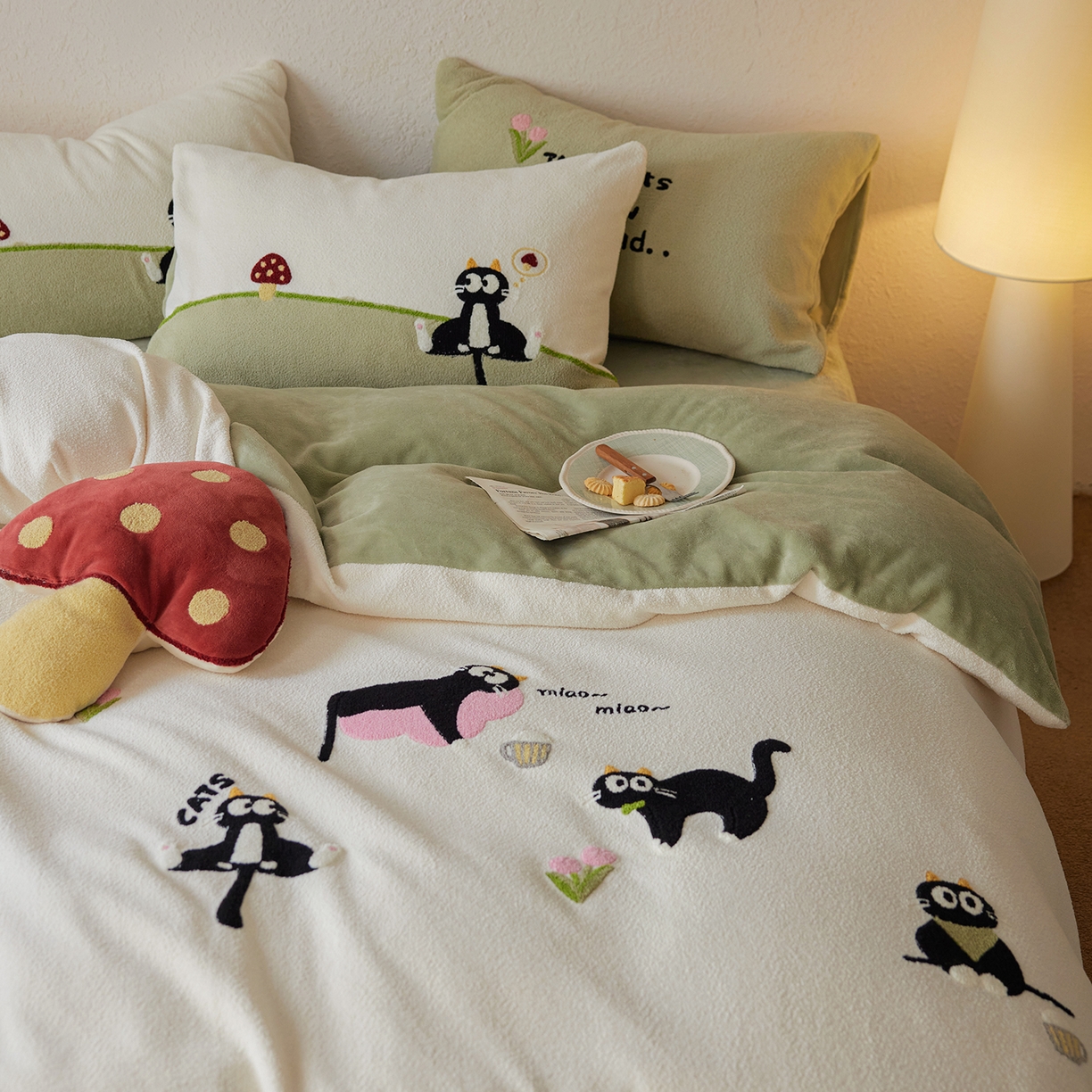 91家纺网 家纺一手货源 找家纺 风向标家纺 2025新款卡通全消光暖呢绒毛巾绣四件套-风格一 炸毛小黑猫-奶白