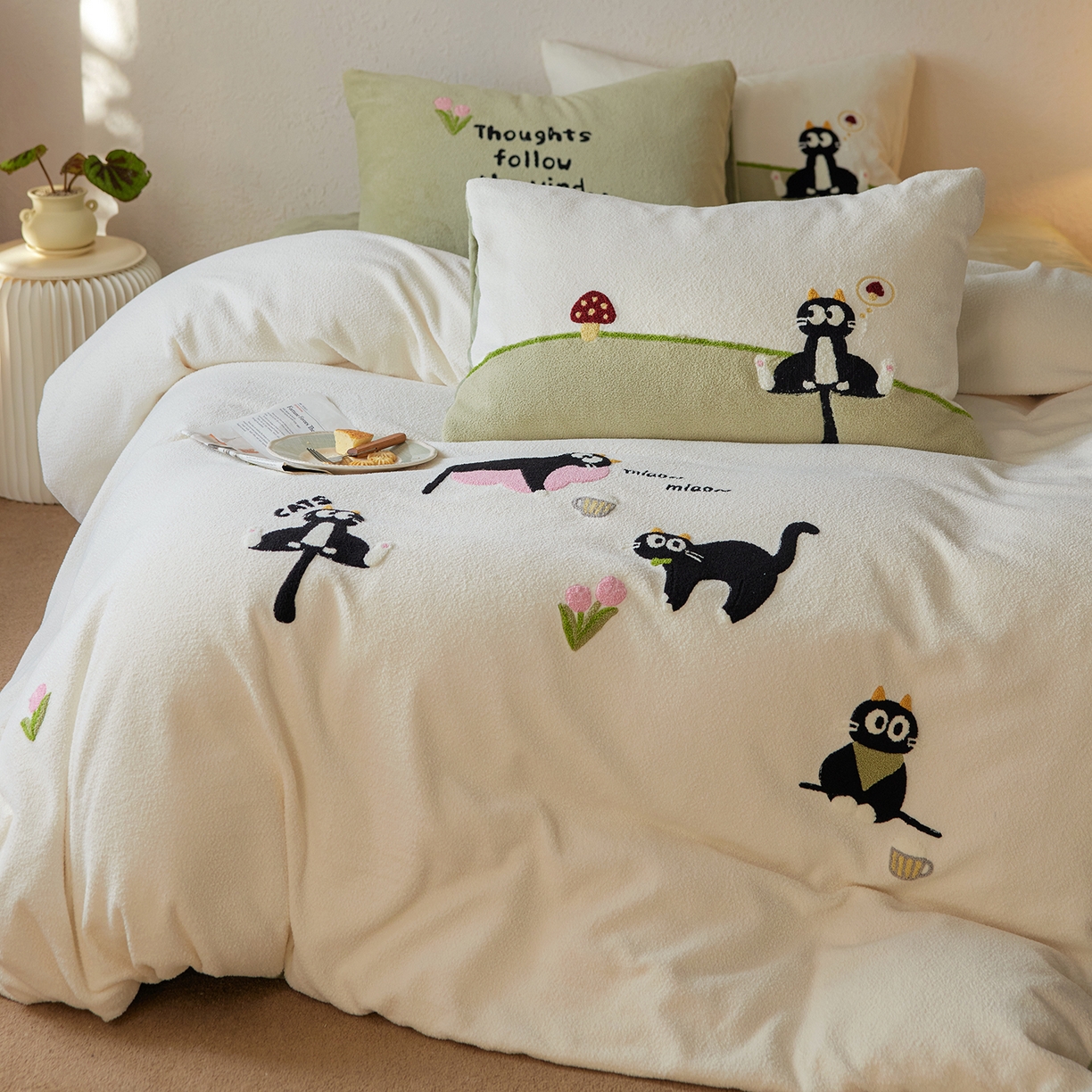 91家纺网 家纺一手货源 找家纺 风向标家纺 2025新款卡通全消光暖呢绒毛巾绣四件套-风格一 炸毛小黑猫-奶白