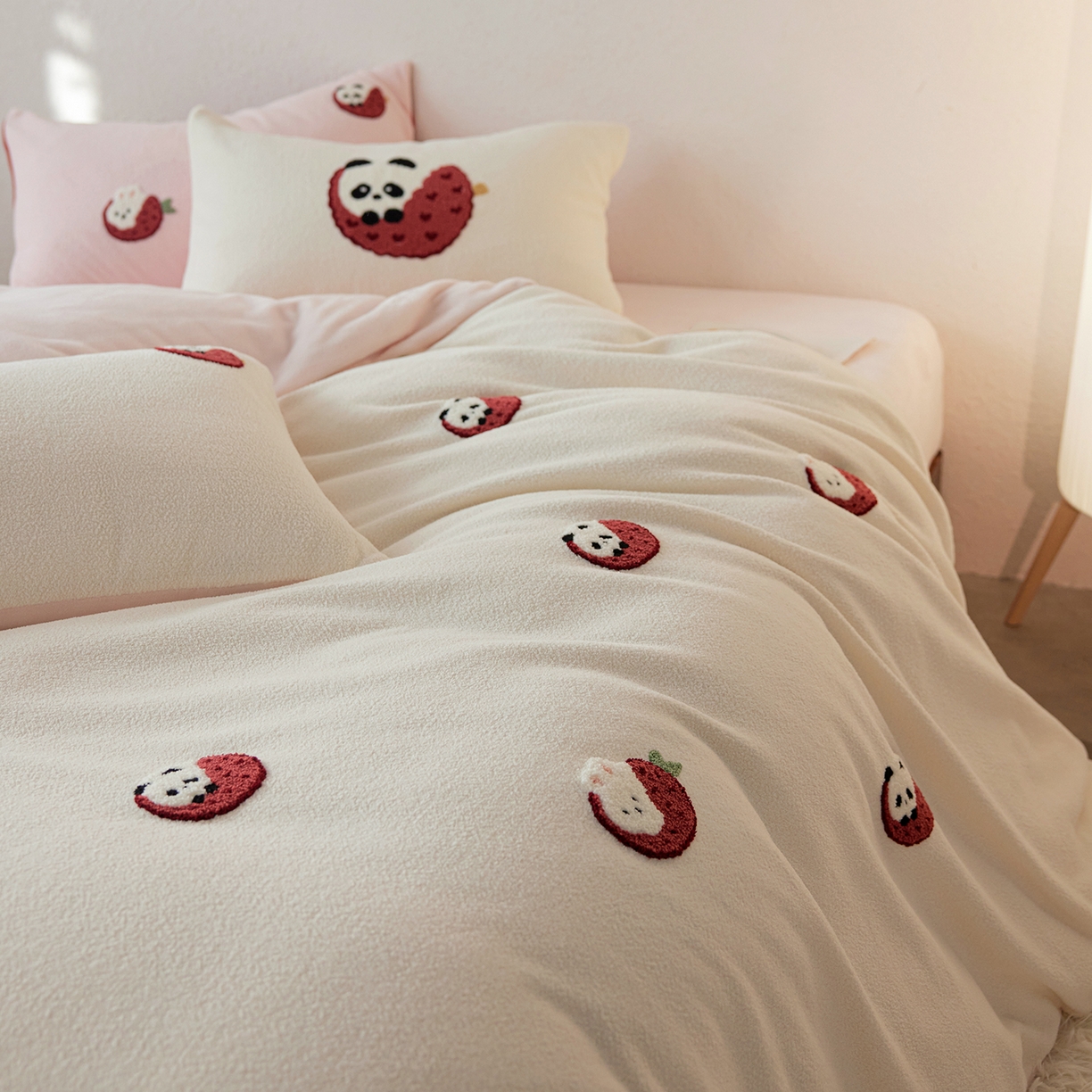 91家纺网 家纺一手货源 找家纺 风向标家纺 2025新款卡通全消光暖呢绒毛巾绣四件套-风格一 荔枝熊猫-粉