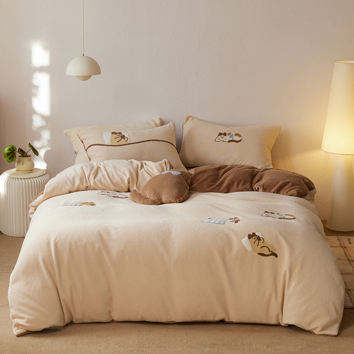 91家纺网 家纺一手货源 找家纺 风向标家纺 2025新款卡通全消光暖呢绒毛巾绣四件套-风格一 躺平猫-奶茶