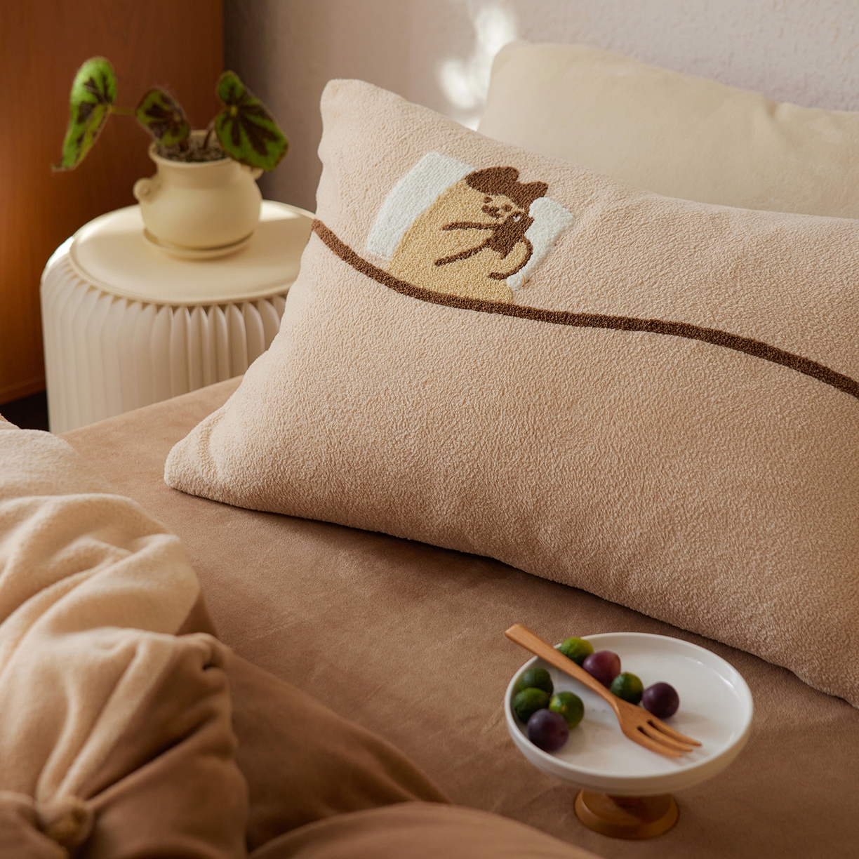 91家纺网 家纺一手货源 找家纺 风向标家纺 2025新款卡通全消光暖呢绒毛巾绣四件套-风格一 躺平猫-奶茶