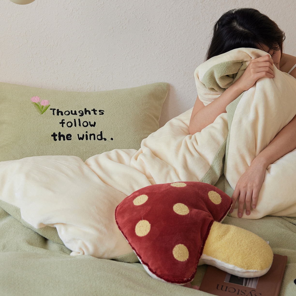 91家纺网 家纺一手货源 找家纺 风向标家纺 2025新款卡通全消光暖呢绒毛巾绣四件套-风格一 炸毛小黑猫-灰绿