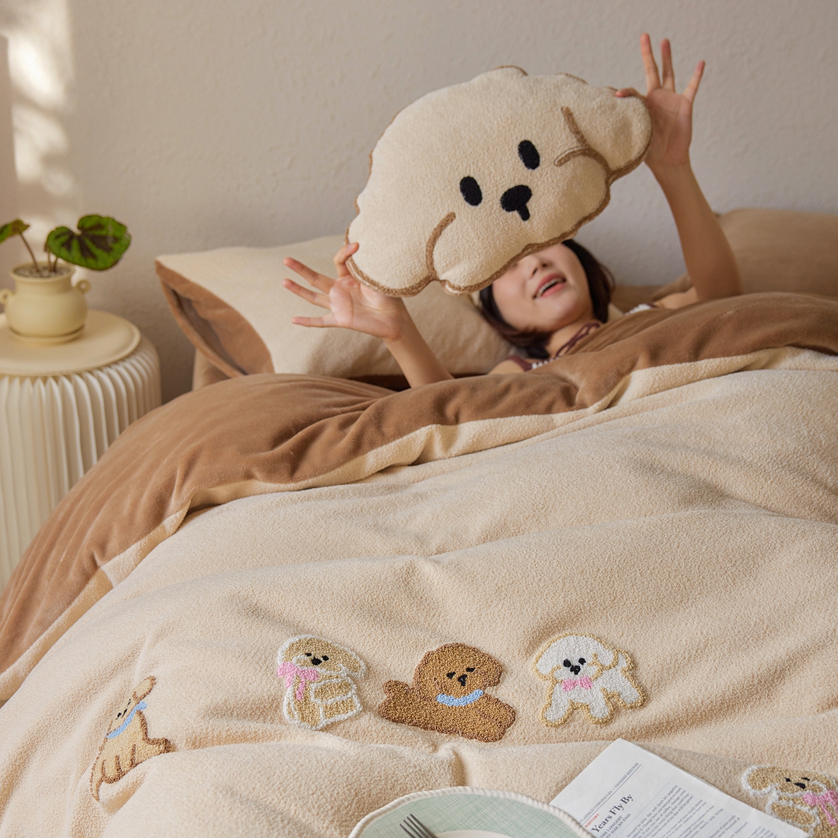 91家纺网 家纺一手货源 找家纺 风向标家纺 2025新款卡通全消光暖呢绒毛巾绣四件套-风格一 站队小泰迪