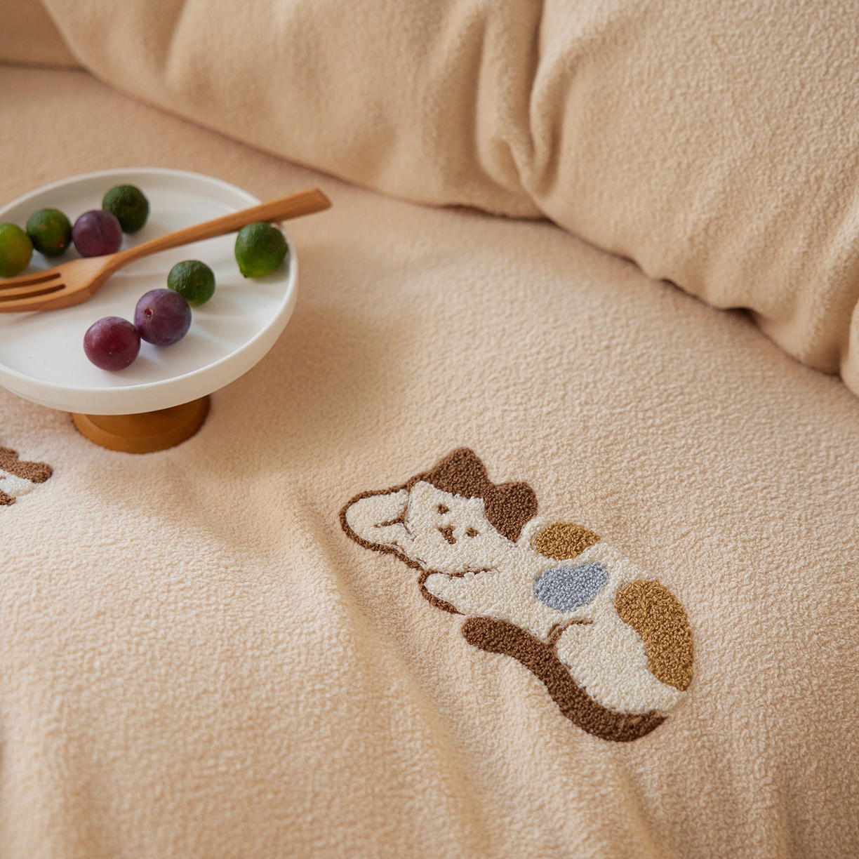 91家纺网 家纺一手货源 找家纺 风向标家纺 2025新款卡通全消光暖呢绒毛巾绣四件套-风格一 躺平猫-奶茶