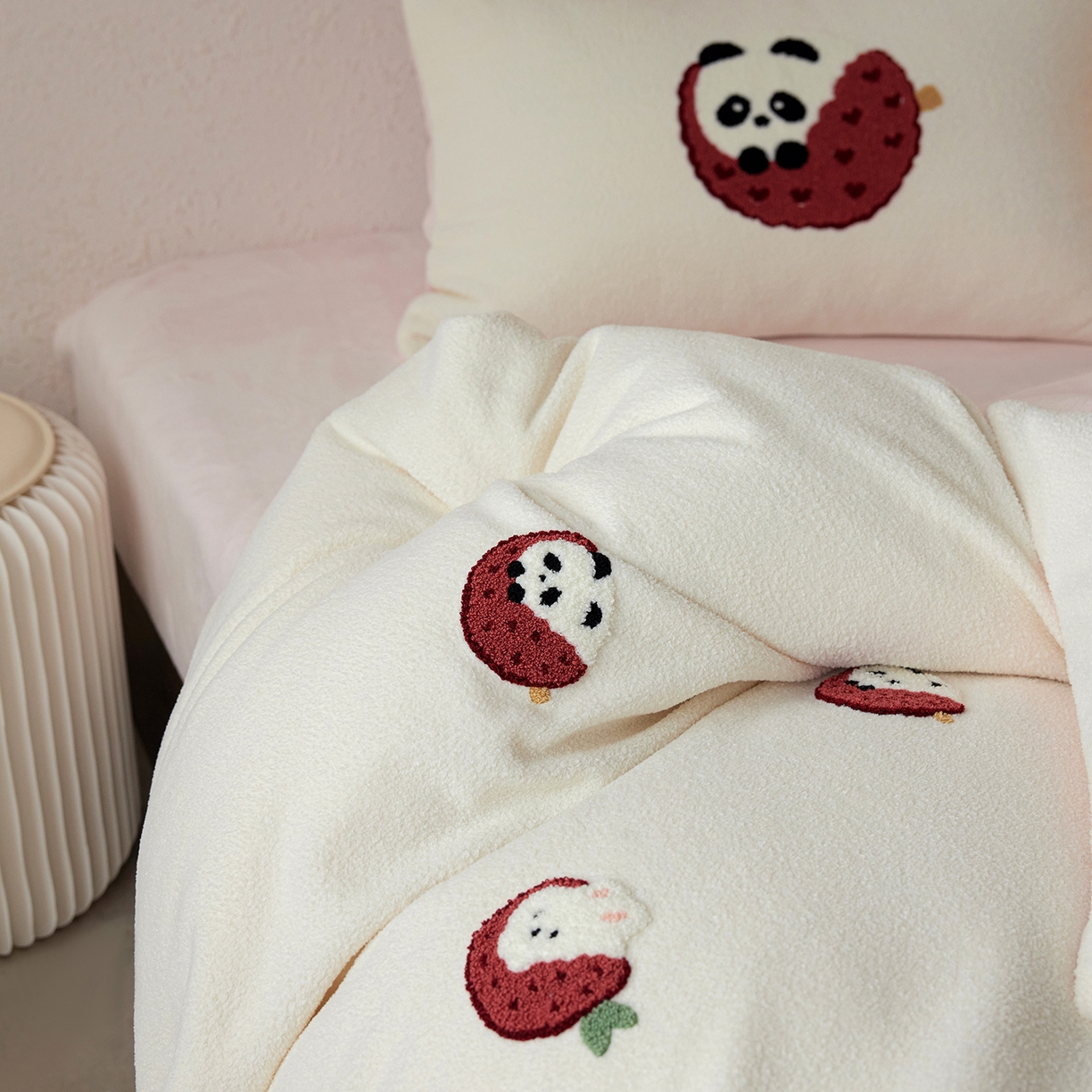 91家纺网 家纺一手货源 找家纺 风向标家纺 2025新款卡通全消光暖呢绒毛巾绣四件套-风格一 荔枝熊猫-粉