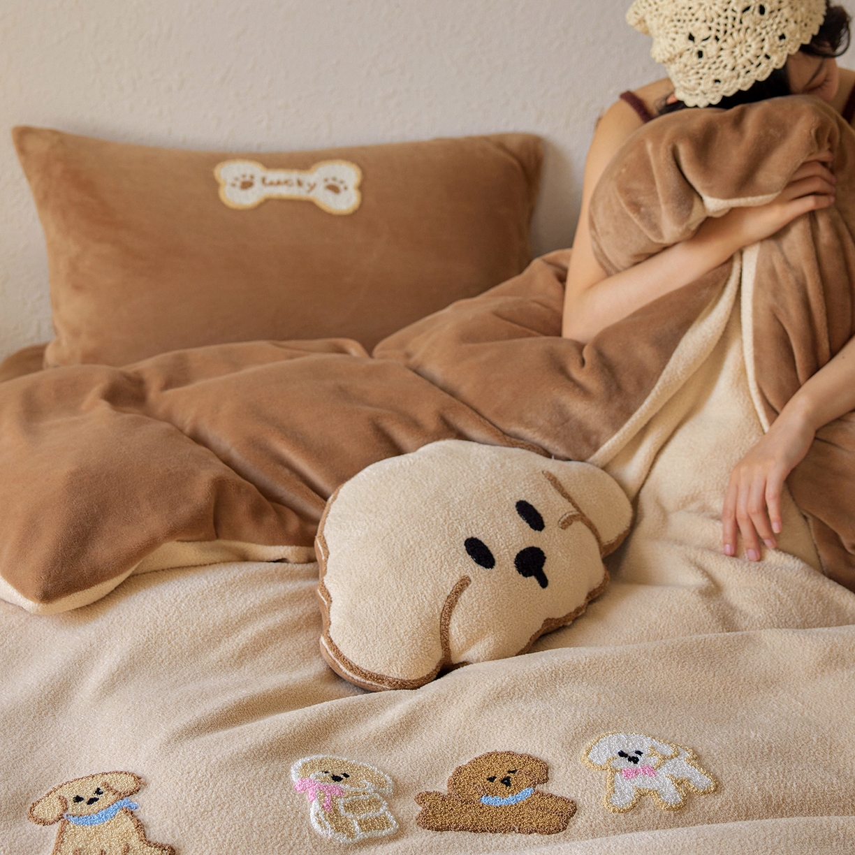 91家纺网 家纺一手货源 找家纺 风向标家纺 2025新款卡通全消光暖呢绒毛巾绣四件套-风格一 站队小泰迪