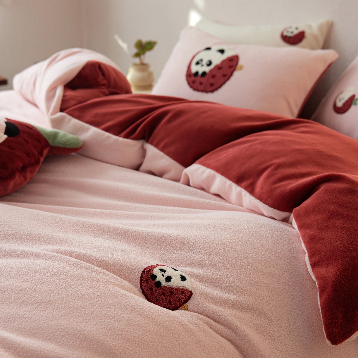 91家纺网 家纺一手货源 找家纺 风向标家纺 2025新款卡通全消光暖呢绒毛巾绣四件套-风格一 荔枝熊猫-红