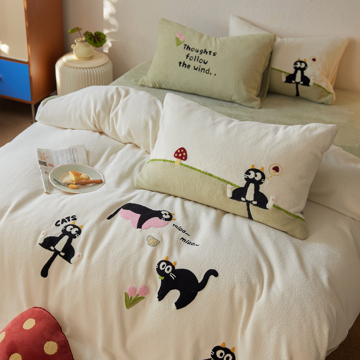 91家纺网 家纺一手货源 找家纺 风向标家纺 2025新款卡通全消光暖呢绒毛巾绣四件套-风格一 炸毛小黑猫-奶白
