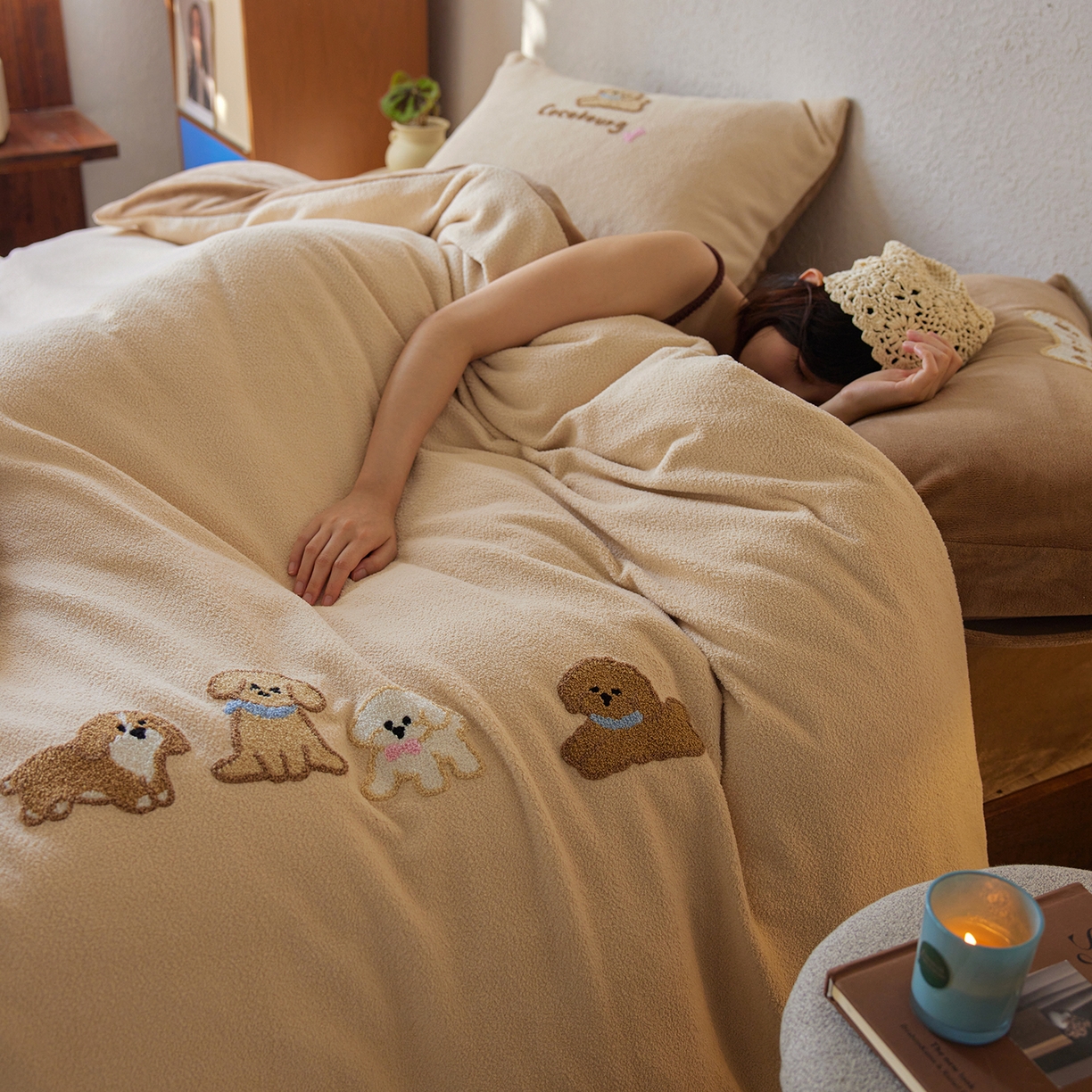 91家纺网 家纺一手货源 找家纺 风向标家纺 2025新款卡通全消光暖呢绒毛巾绣四件套-风格一 站队小泰迪