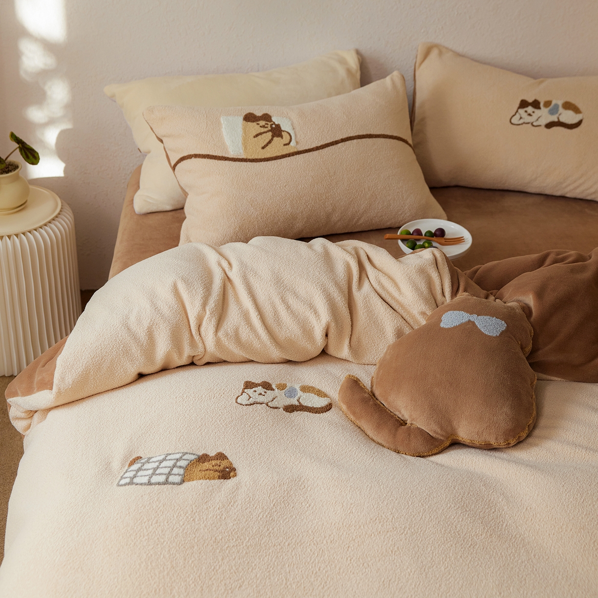 91家纺网 家纺一手货源 找家纺 风向标家纺 2025新款卡通全消光暖呢绒毛巾绣四件套-风格一 躺平猫-奶茶