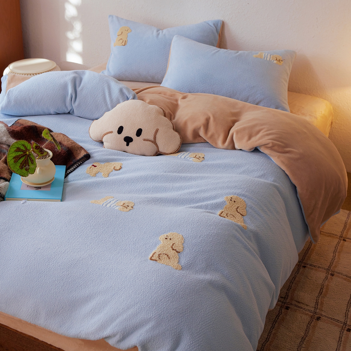 91家纺网 家纺一手货源 找家纺 风向标家纺 2025新款卡通全消光暖呢绒毛巾绣四件套-风格一 海魂衫小狗-蓝咖