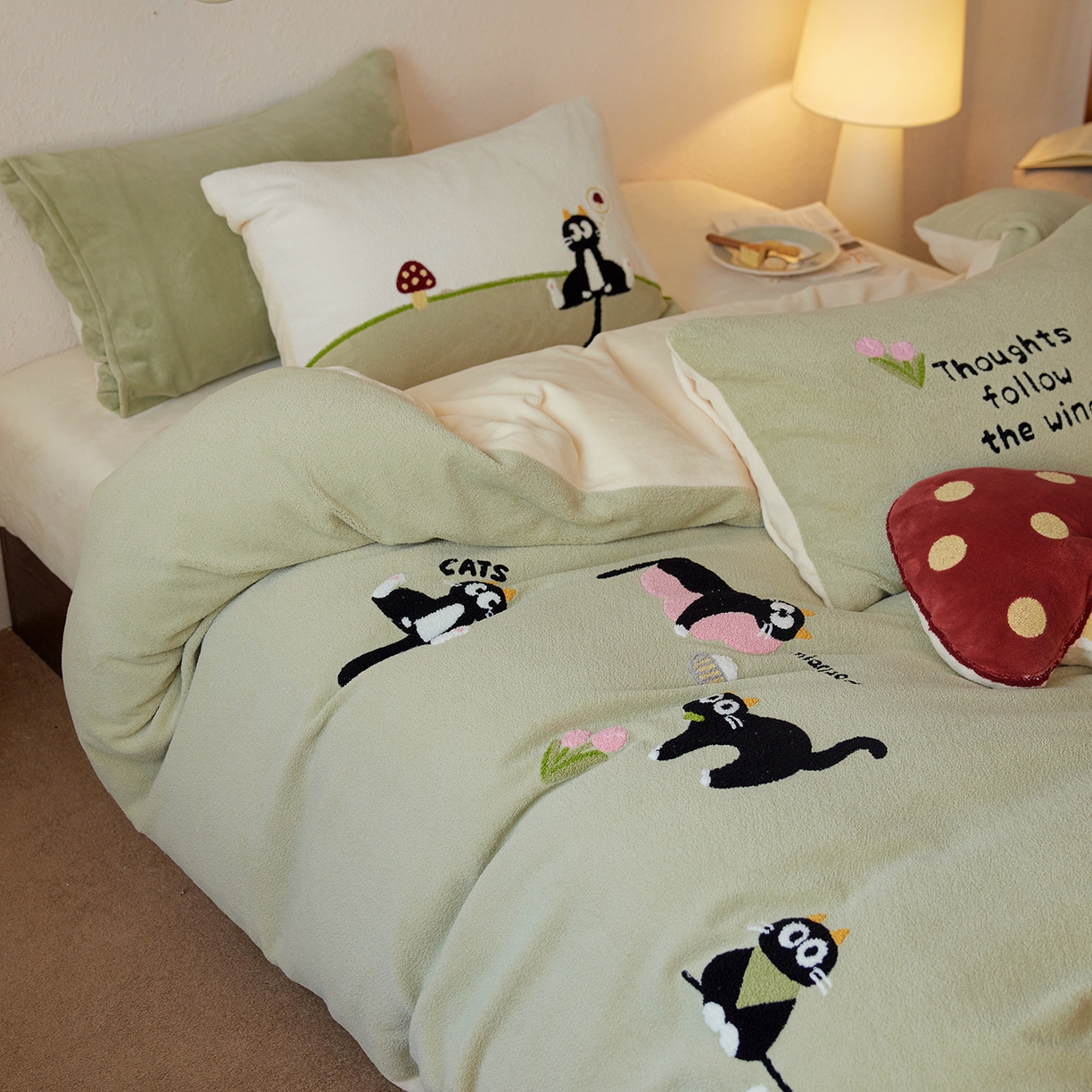 91家纺网 家纺一手货源 找家纺 风向标家纺 2025新款卡通全消光暖呢绒毛巾绣四件套-风格一 炸毛小黑猫-灰绿